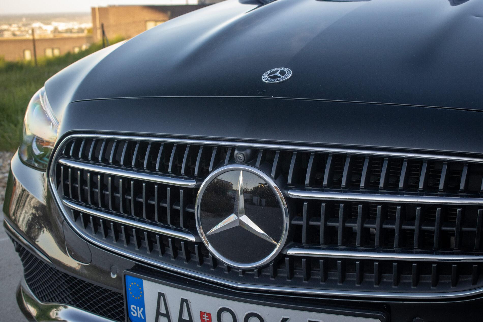 2021 Mercedes-Benz E 300, šedá sedan, 55 936 km