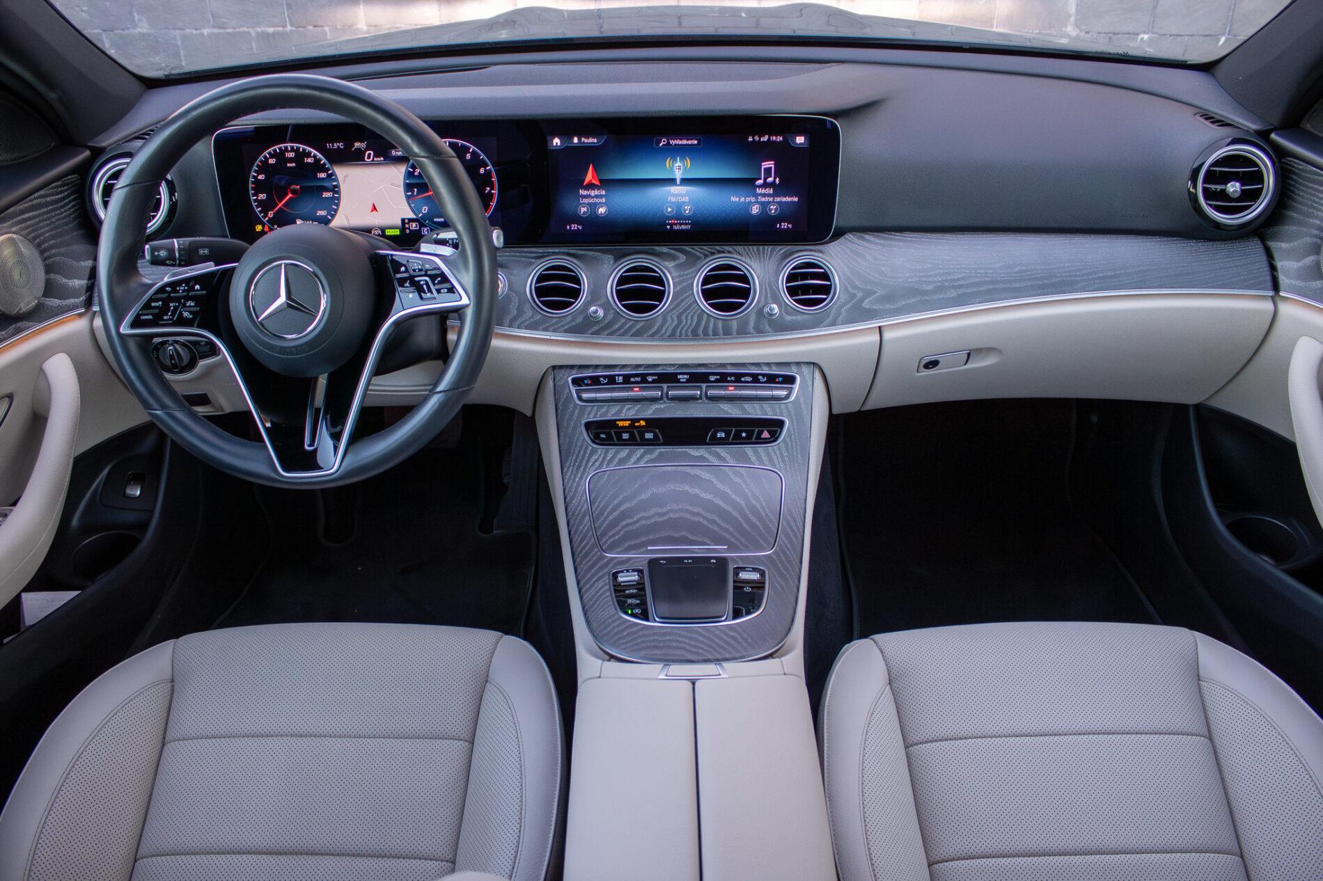 2021 Mercedes-Benz E 300, šedá sedan, 55 936 km