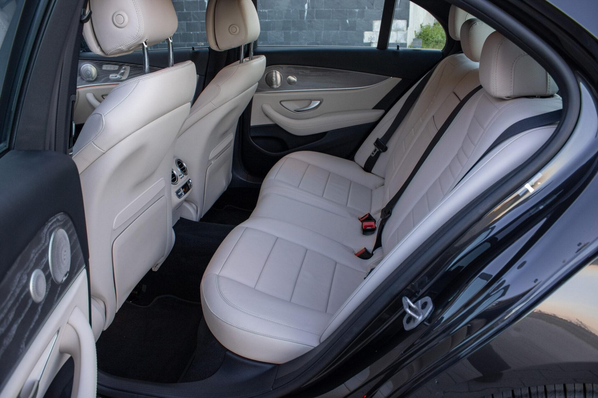 2021 Mercedes-Benz E 300, šedá sedan, 55 936 km