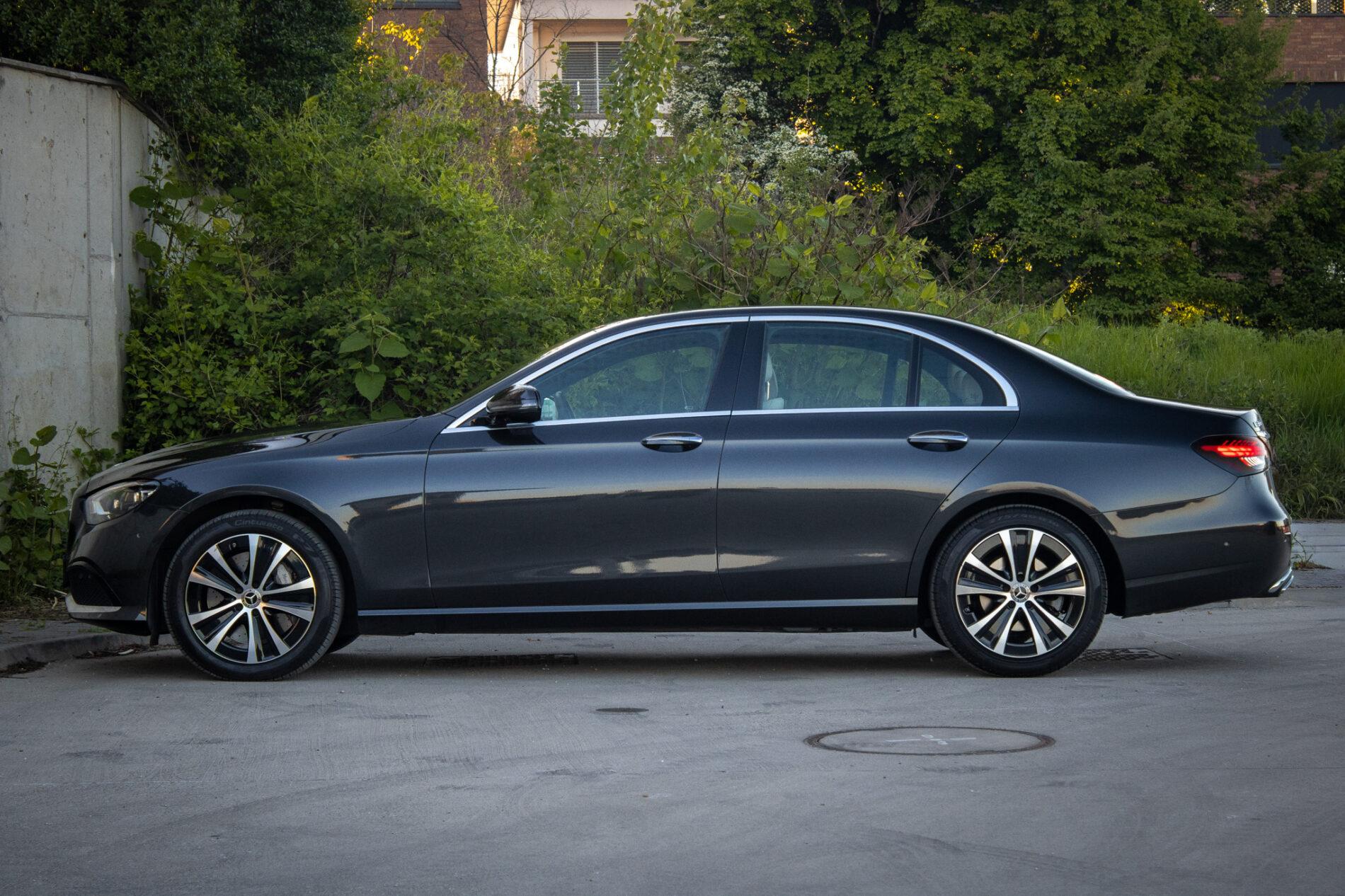 2021 Mercedes-Benz E 300, šedá sedan, 55 936 km