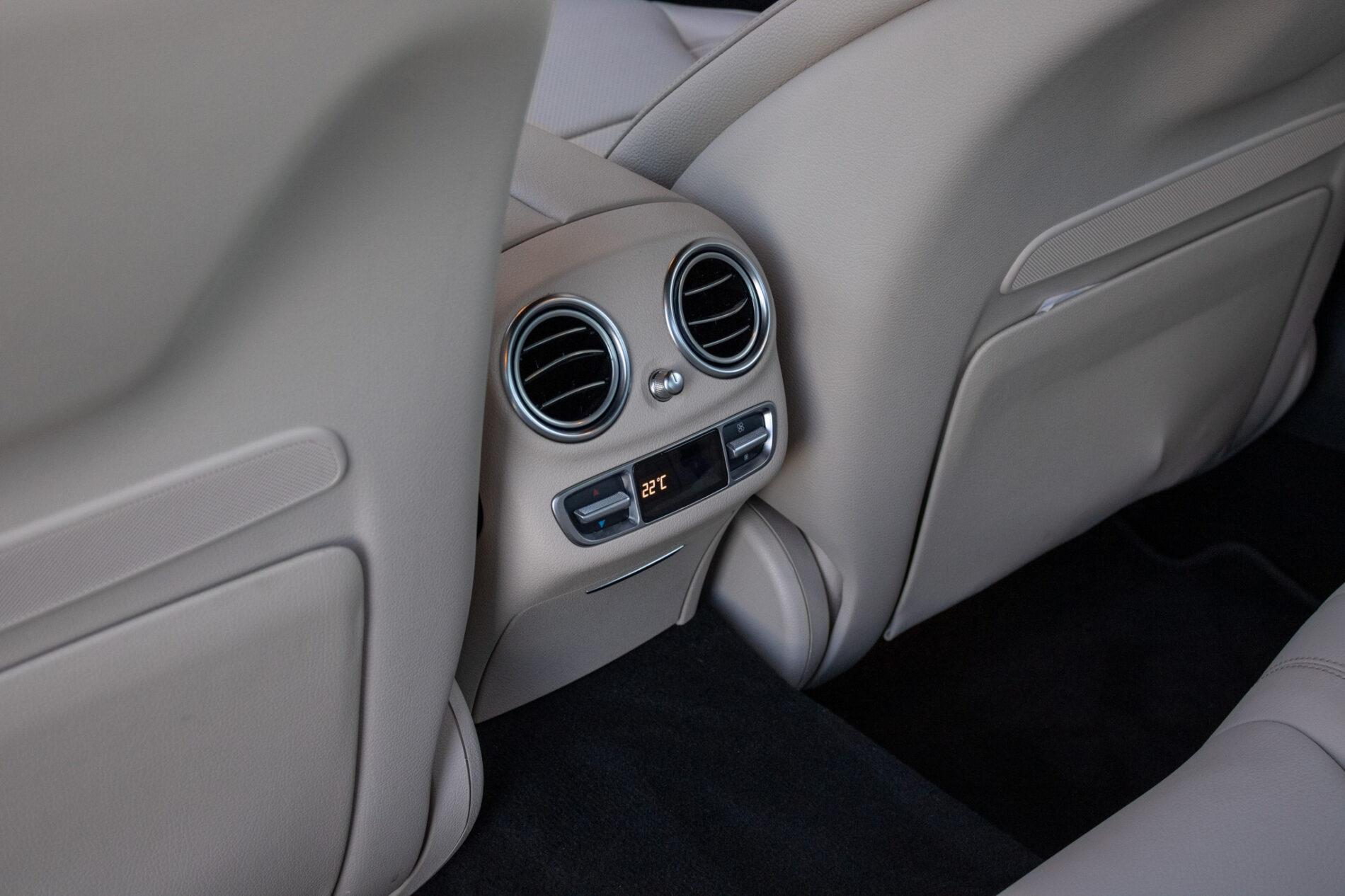 2021 Mercedes-Benz E 300, šedá sedan, 55 936 km
