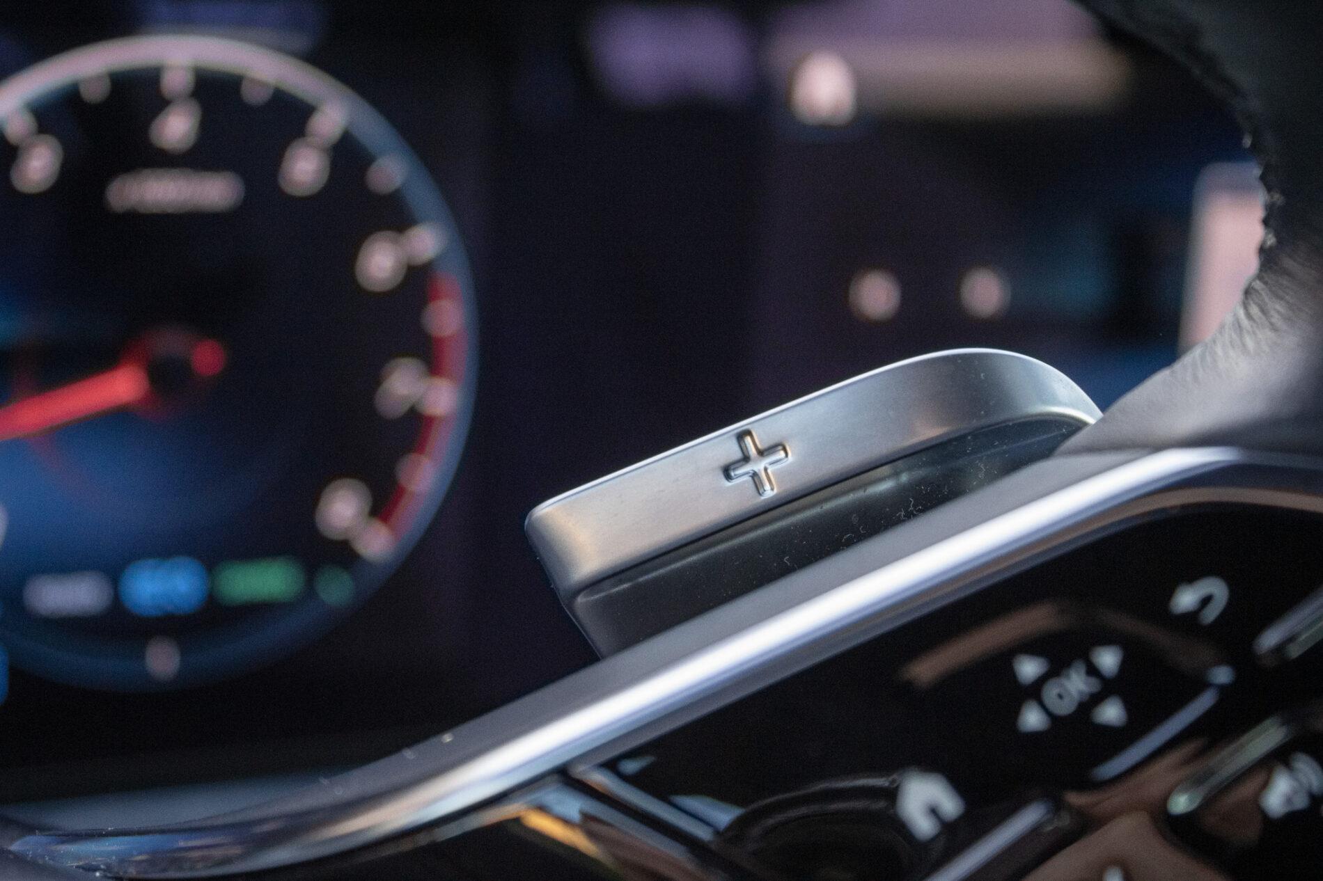 2021 Mercedes-Benz E 300, šedá sedan, 55 936 km