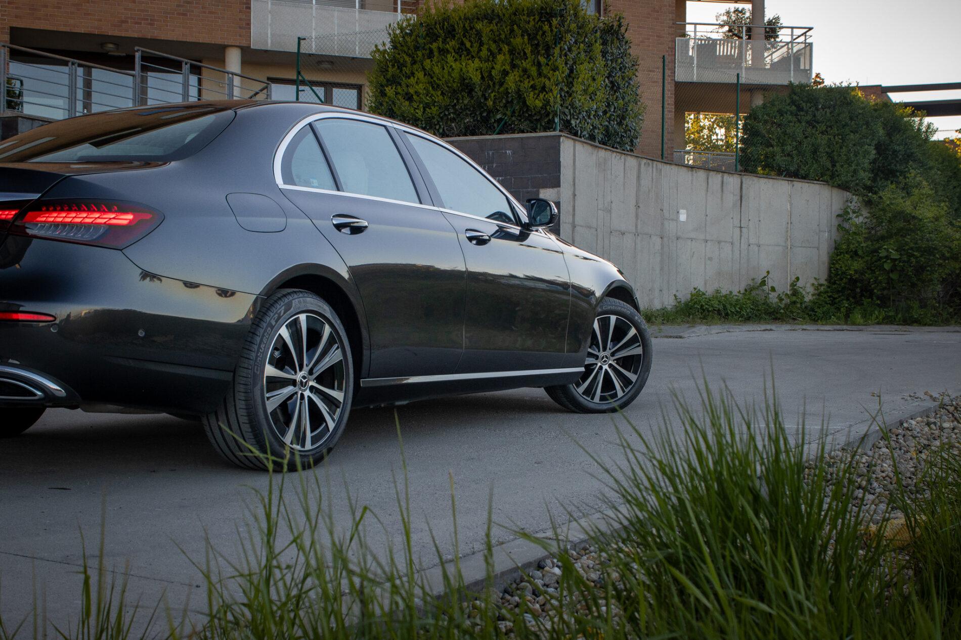 2021 Mercedes-Benz E 300, šedá sedan, 55 936 km