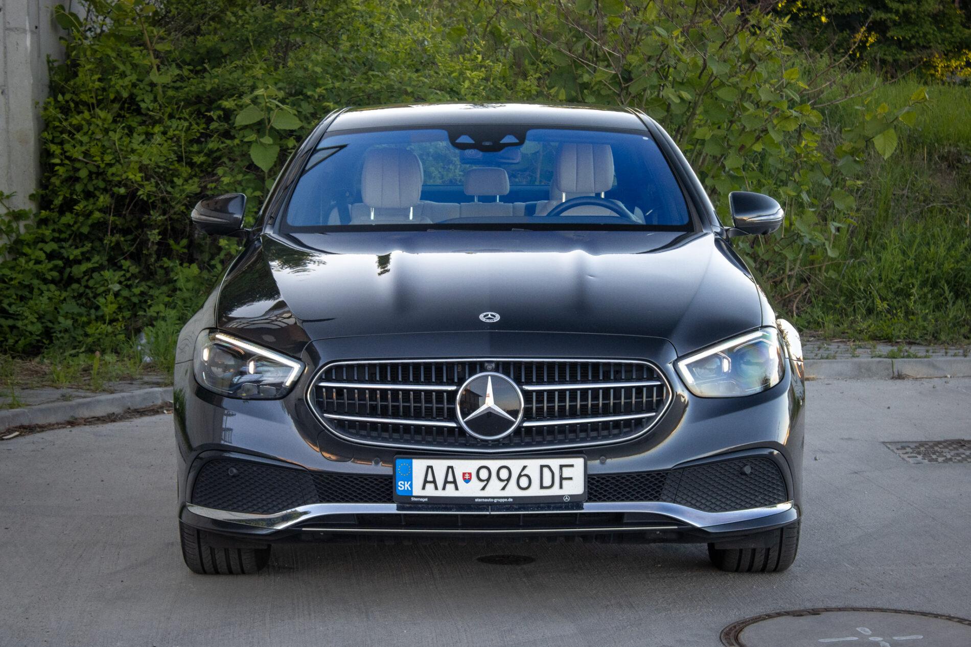 2021 Mercedes-Benz E 300, šedá sedan, 55 936 km