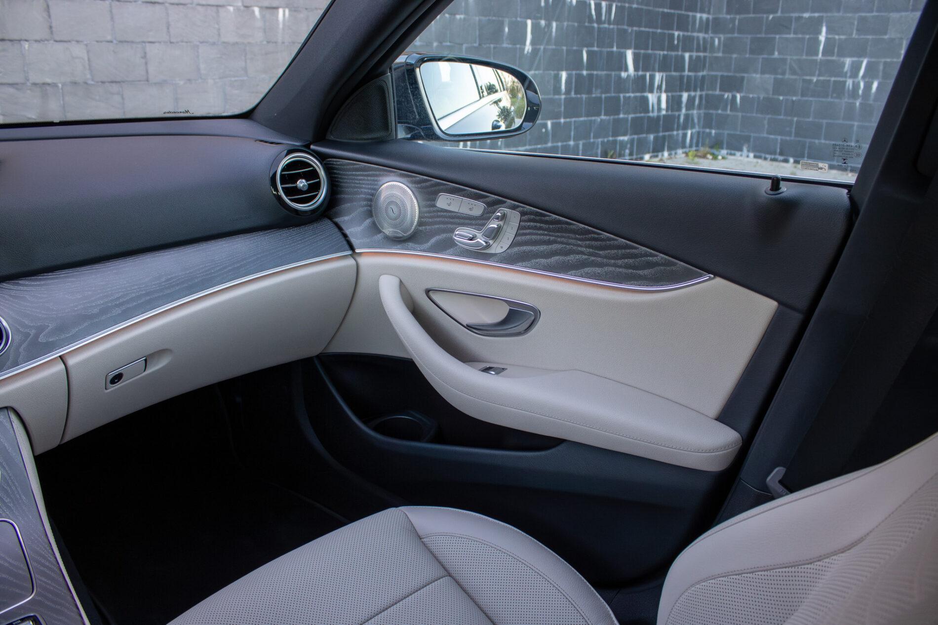 2021 Mercedes-Benz E 300, šedá sedan, 55 936 km