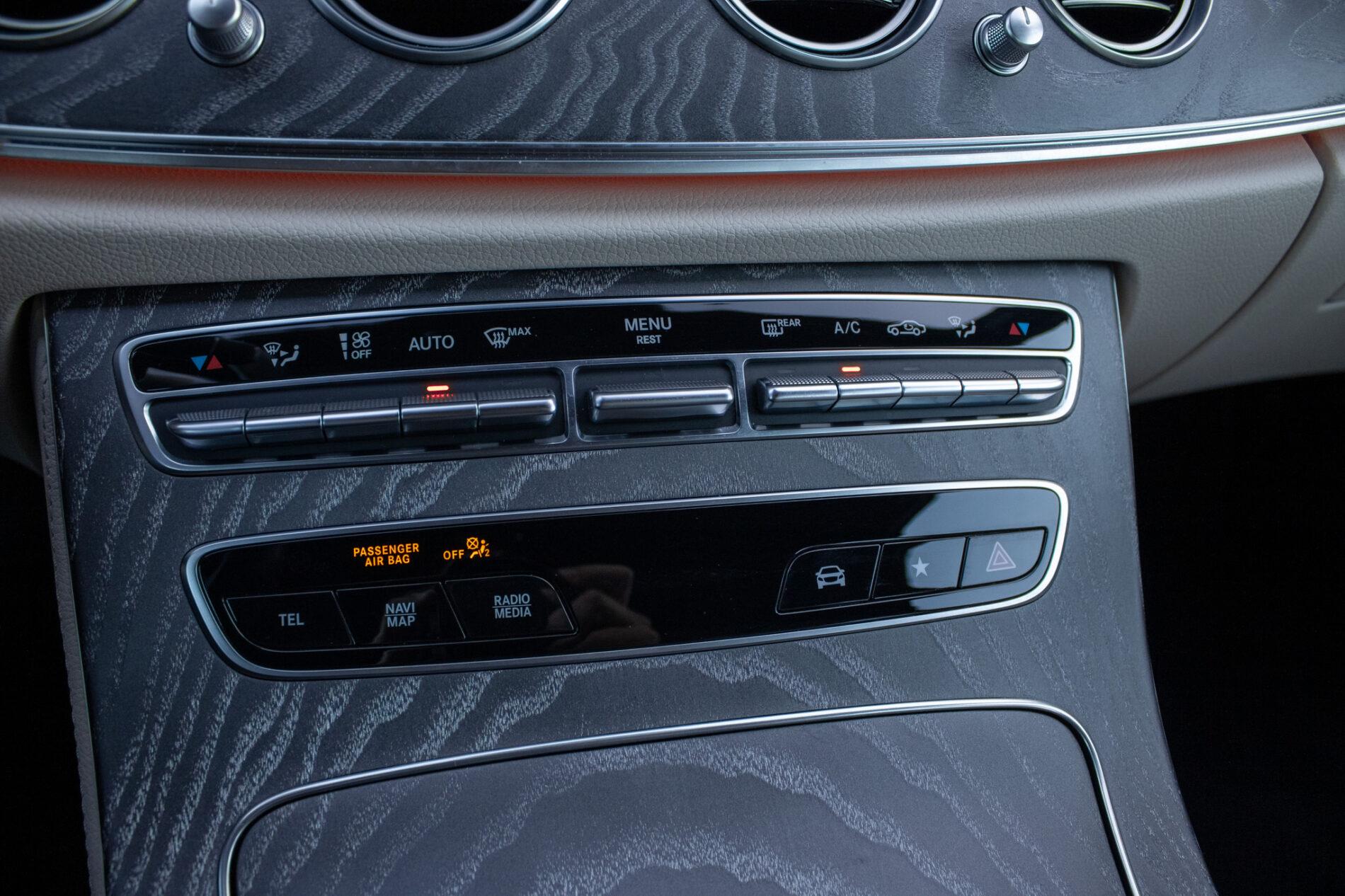 2021 Mercedes-Benz E 300, šedá sedan, 55 936 km