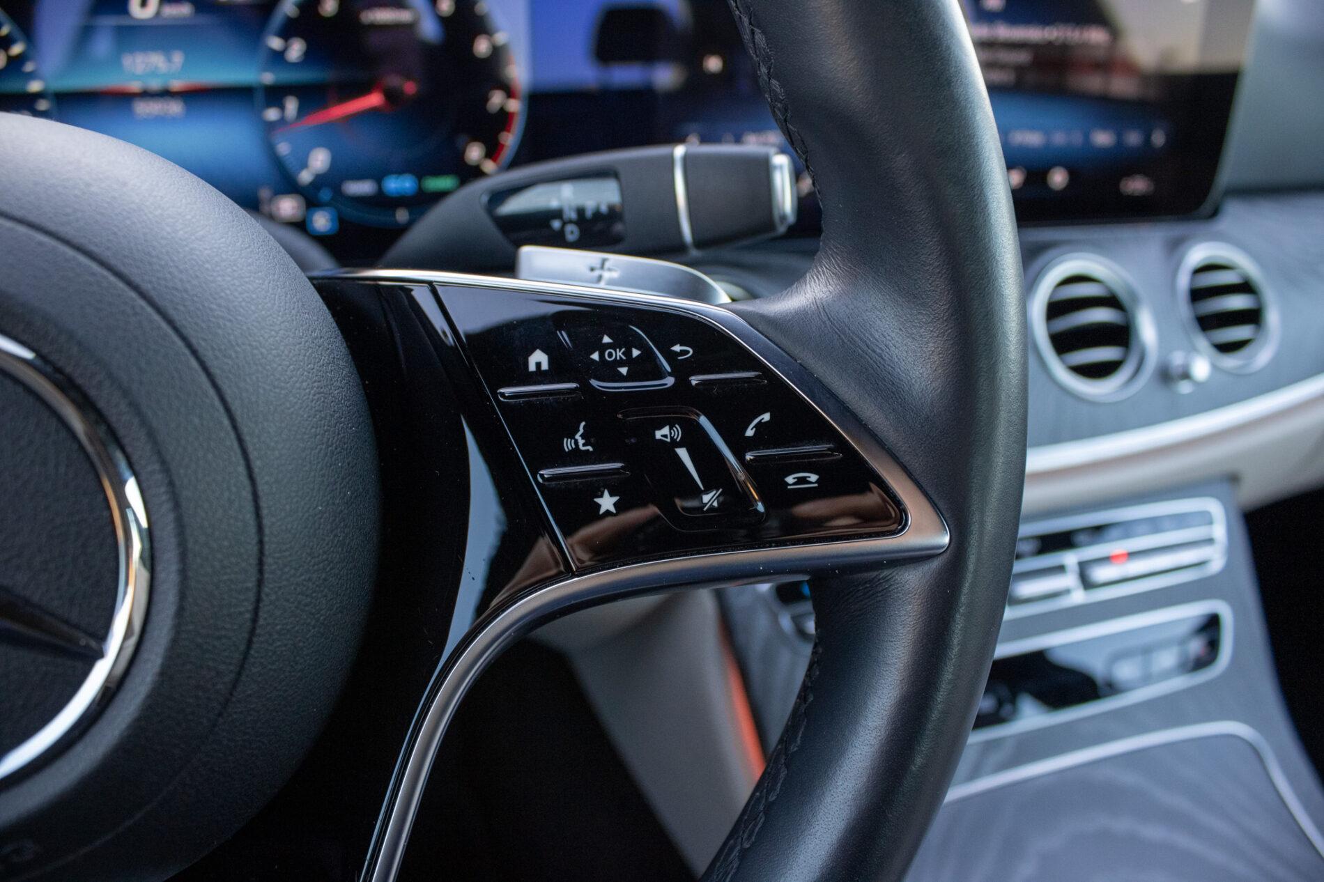 2021 Mercedes-Benz E 300, šedá sedan, 55 936 km