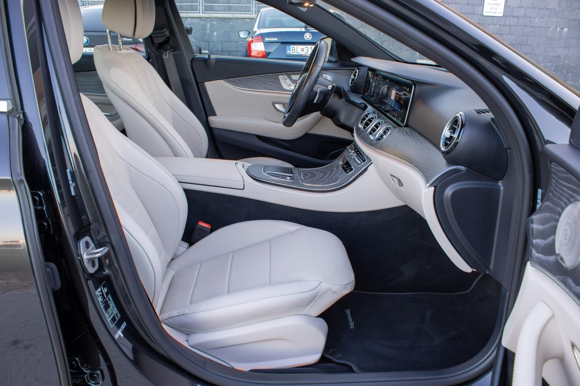 2021 Mercedes-Benz E 300, šedá sedan, 55 936 km
