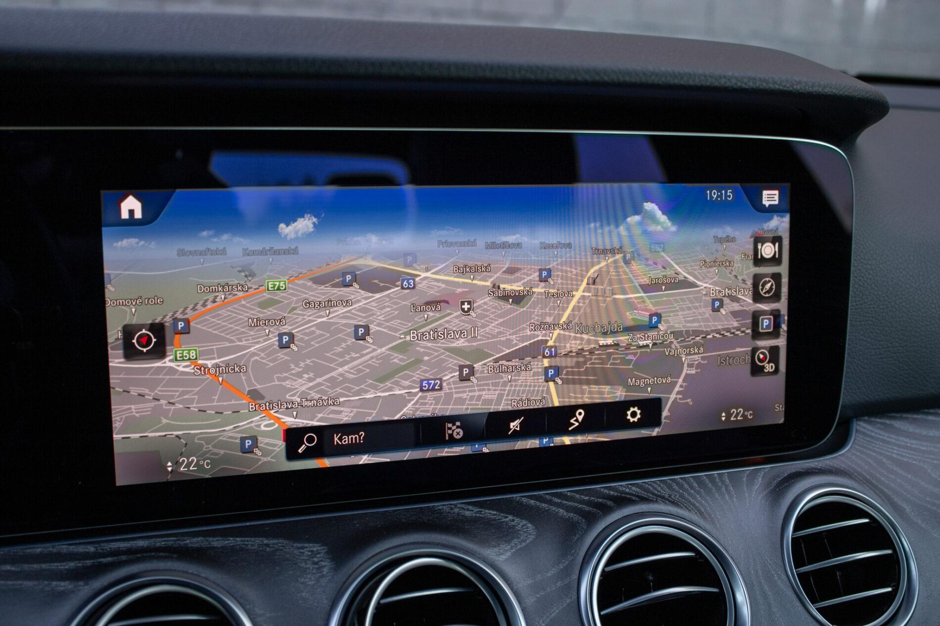 2021 Mercedes-Benz E 300, šedá sedan, 55 936 km