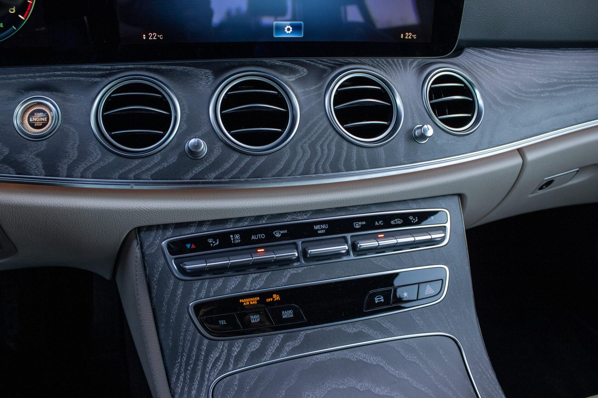 2021 Mercedes-Benz E 300, šedá sedan, 55 936 km