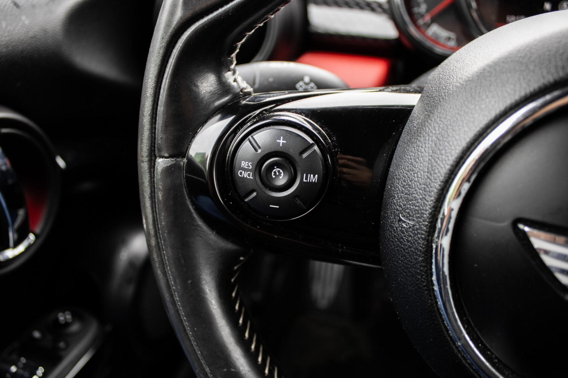 2016 MINI John Cooper Works, šedá hatchback, 143 900 km