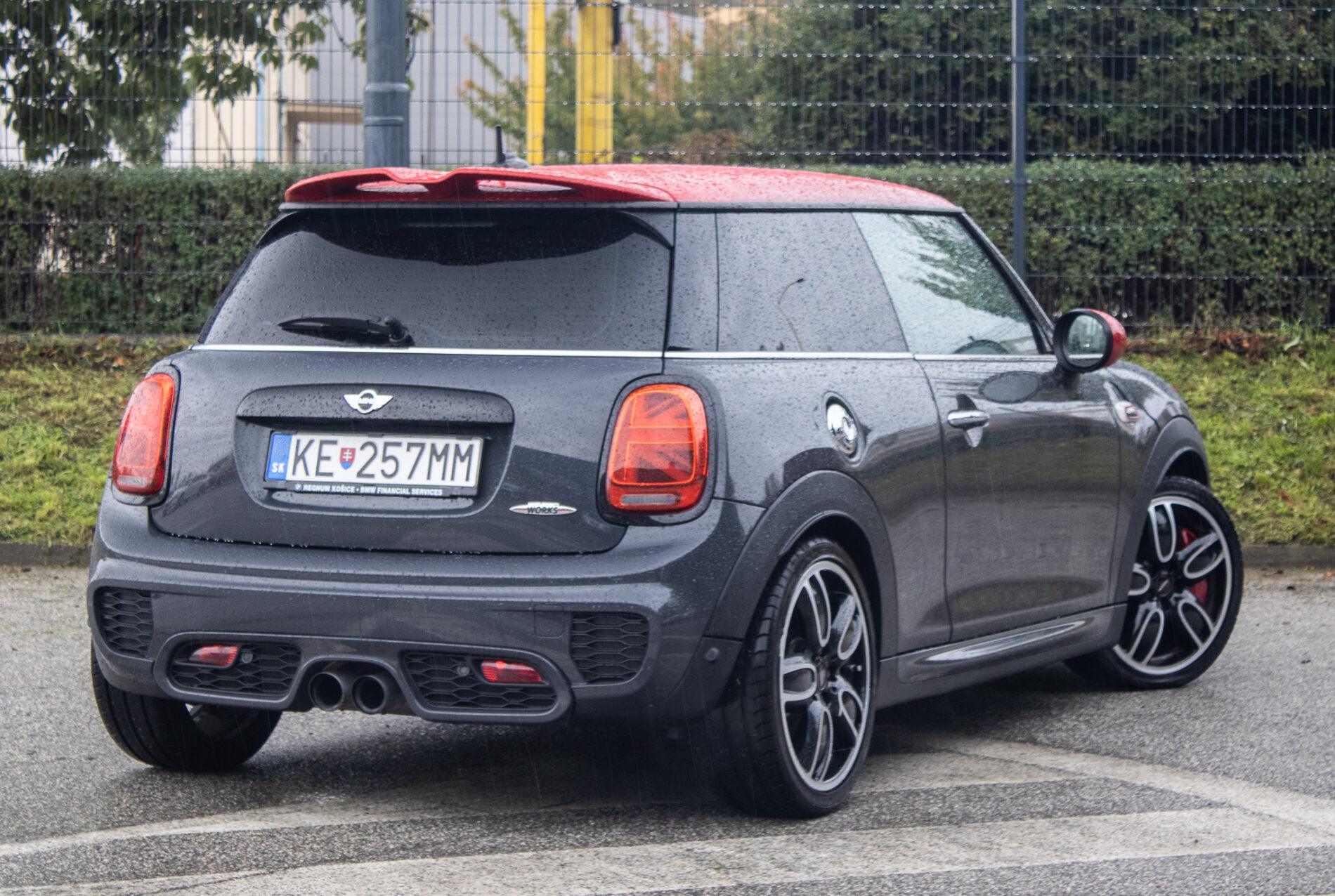 2016 MINI John Cooper Works, šedá hatchback, 143 900 km