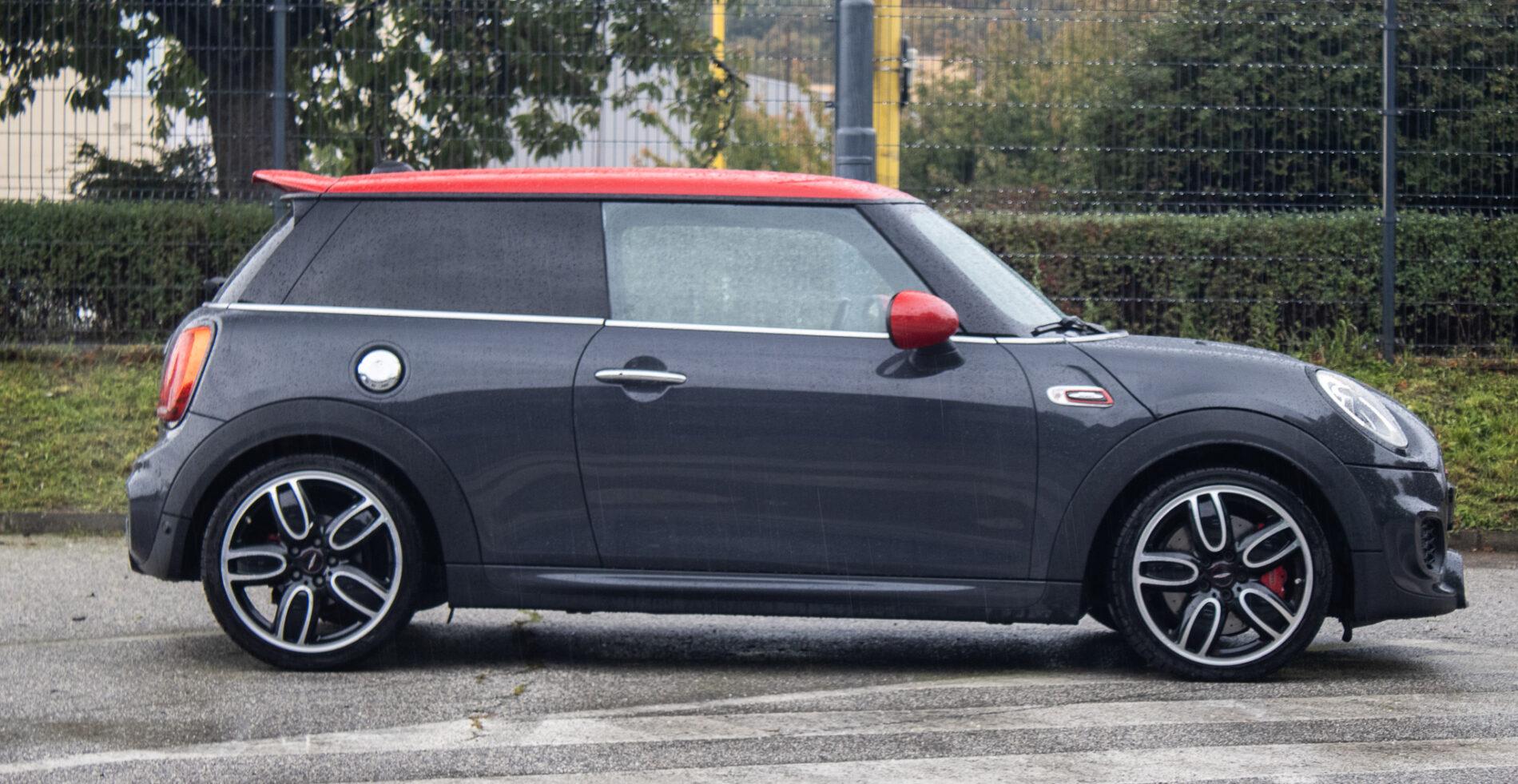 2016 MINI John Cooper Works, šedá hatchback, 143 900 km
