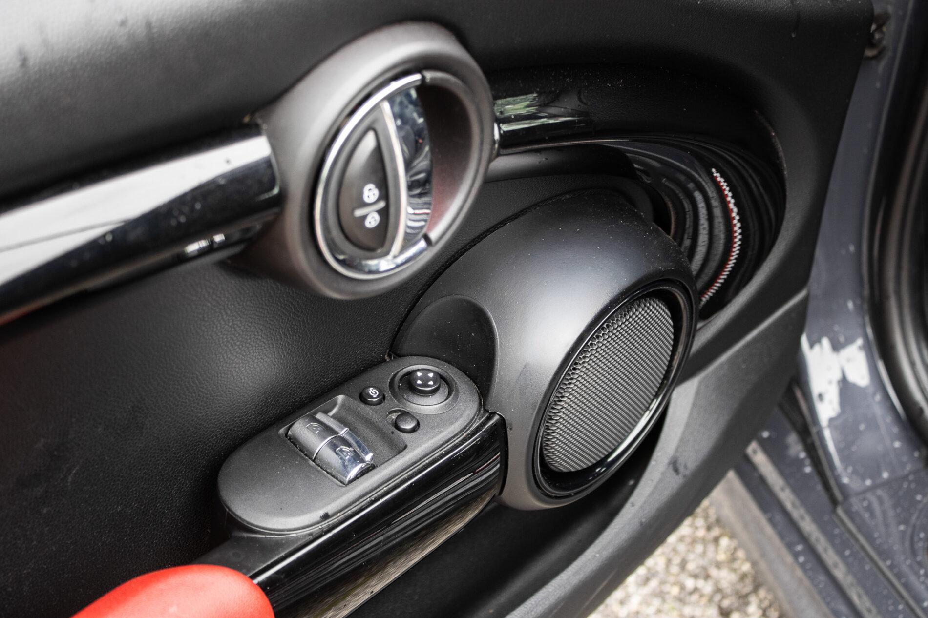 2016 MINI John Cooper Works, šedá hatchback, 143 900 km