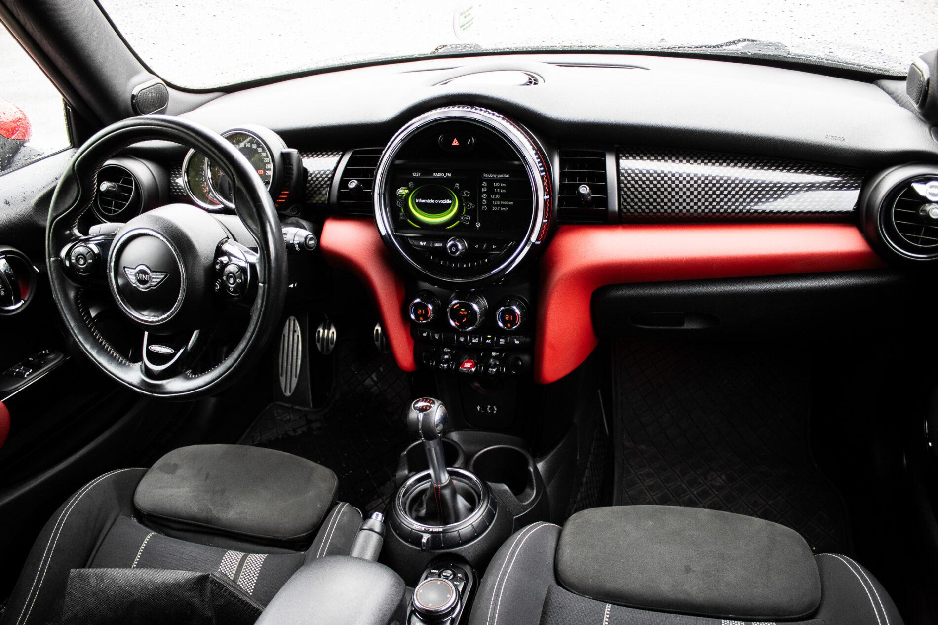 2016 MINI John Cooper Works, šedá hatchback, 143 900 km
