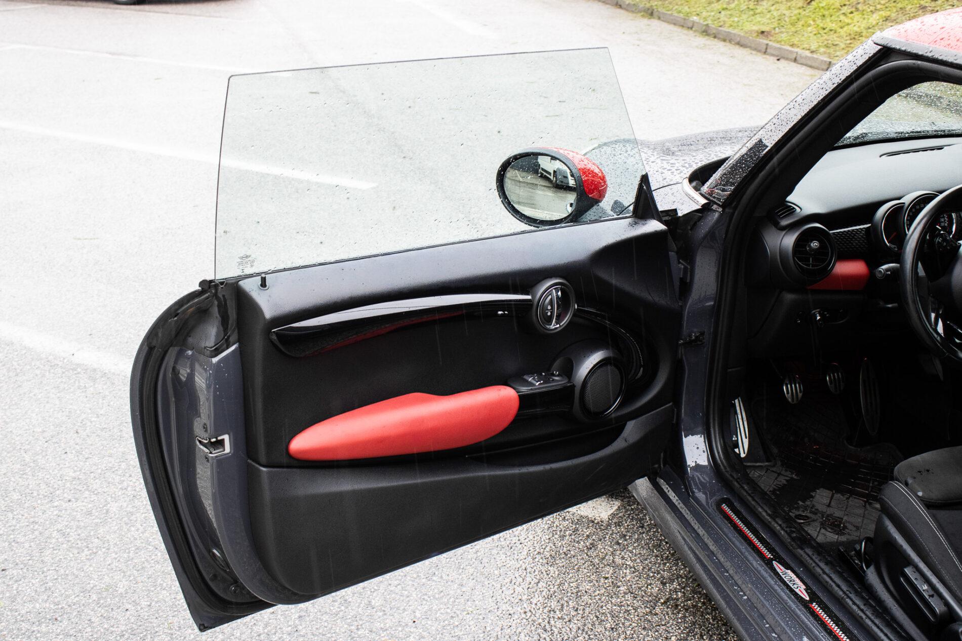2016 MINI John Cooper Works, šedá hatchback, 143 900 km