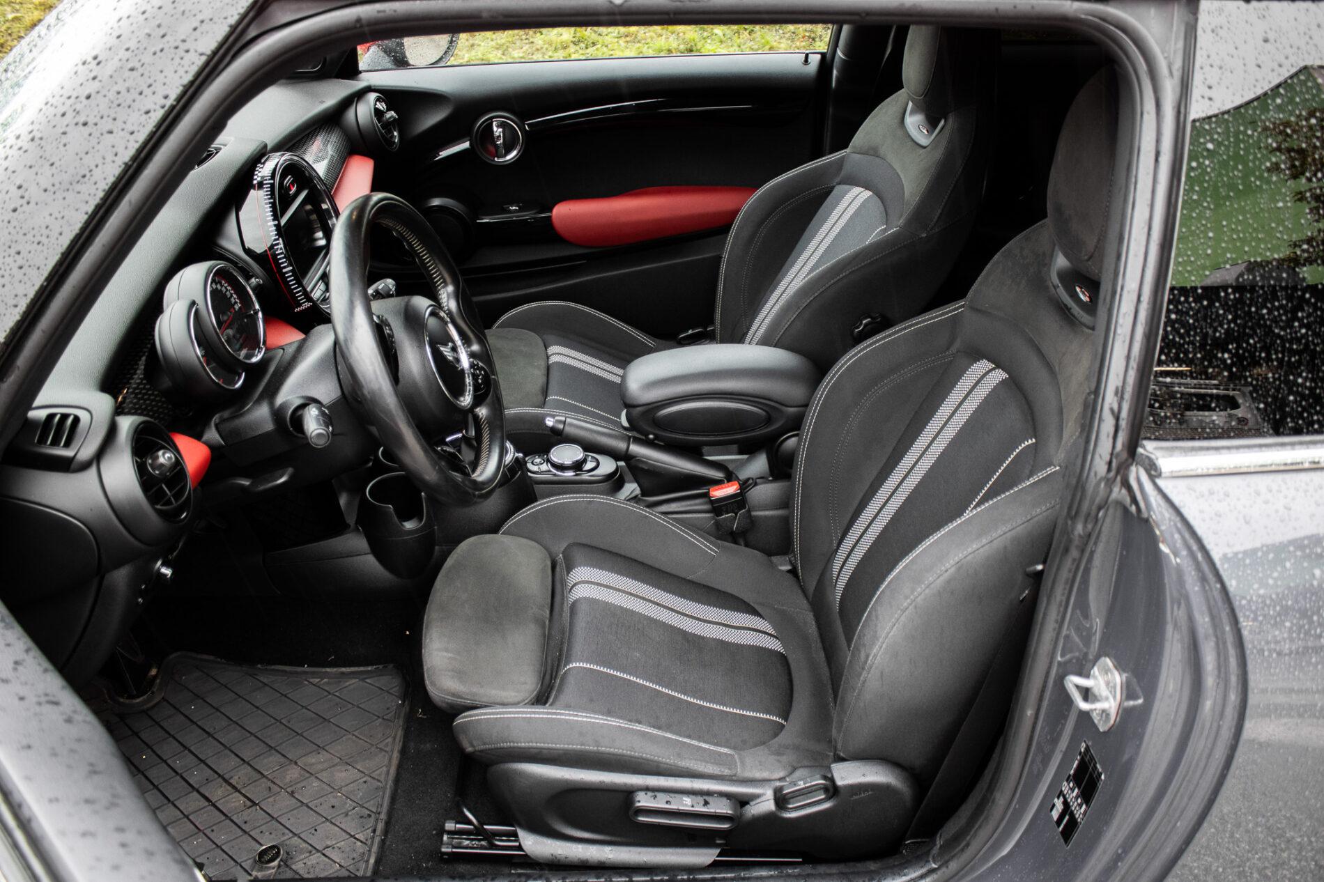 2016 MINI John Cooper Works, šedá hatchback, 143 900 km