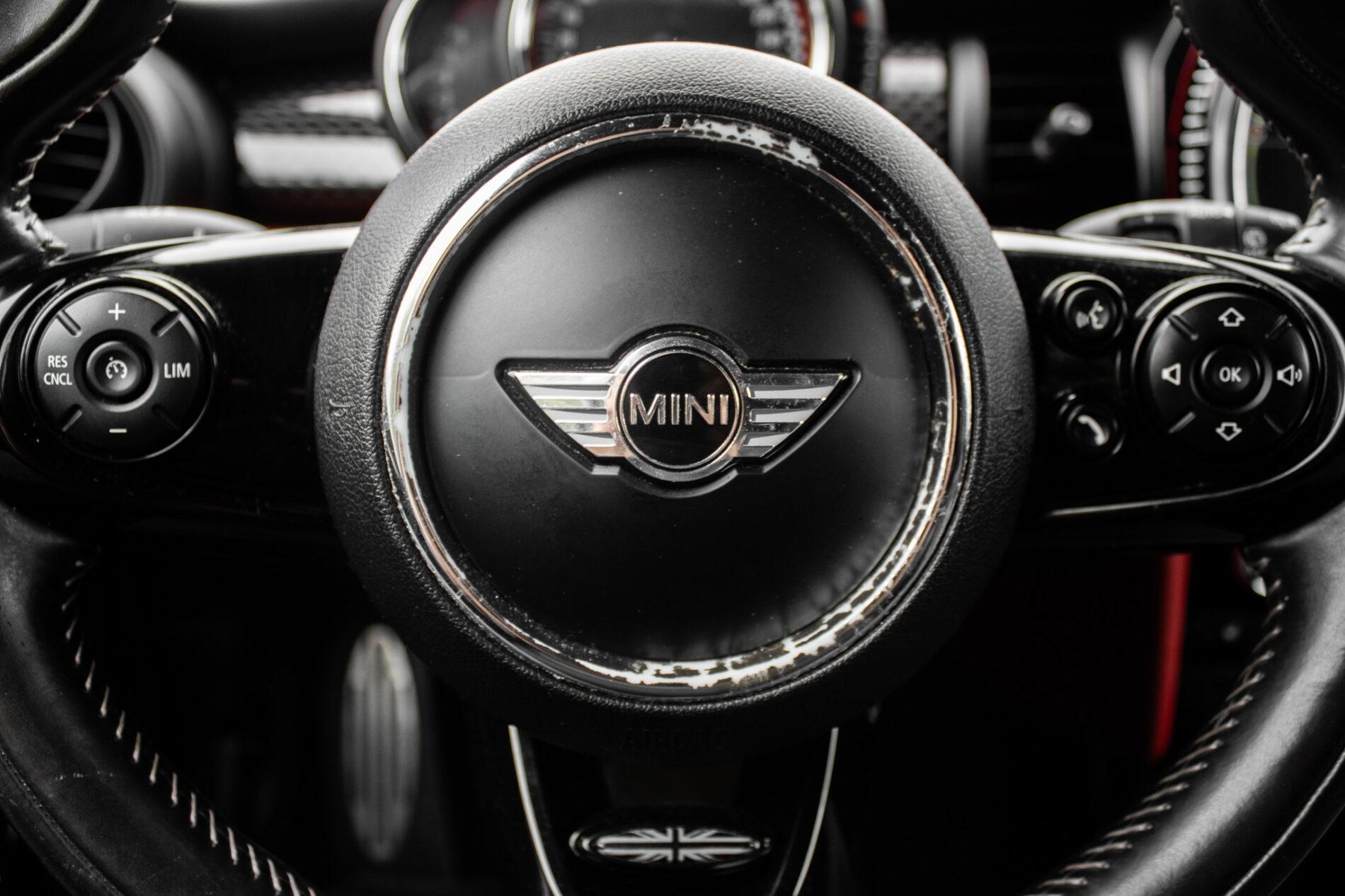 2016 MINI John Cooper Works, šedá hatchback, 143 900 km