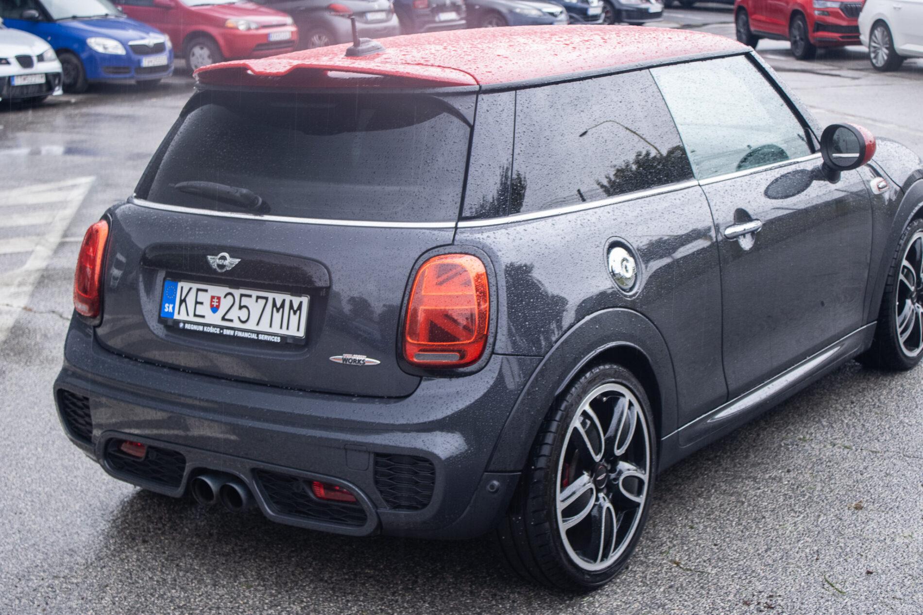 2016 MINI John Cooper Works, šedá hatchback, 143 900 km