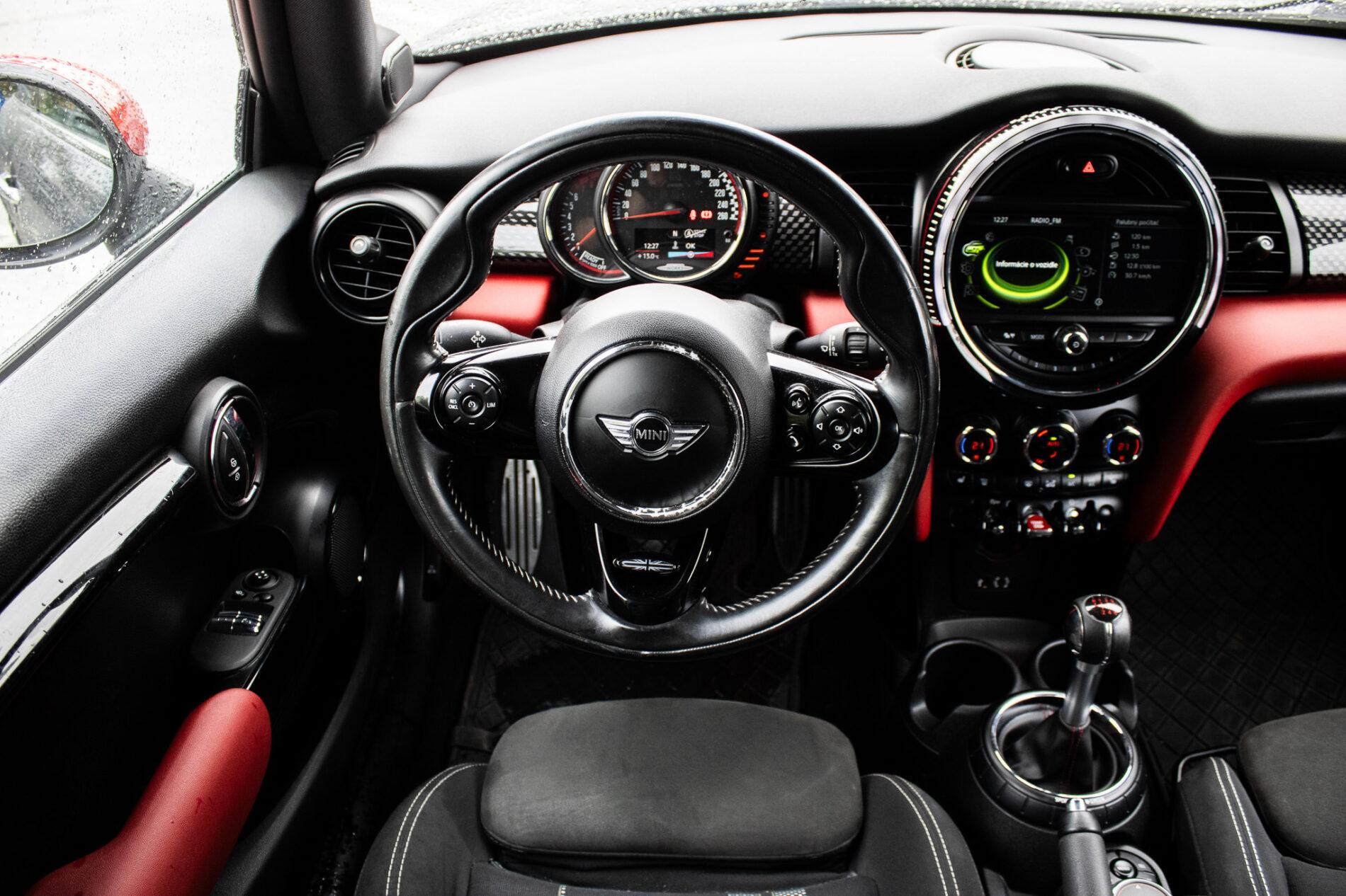 2016 MINI John Cooper Works, šedá hatchback, 143 900 km