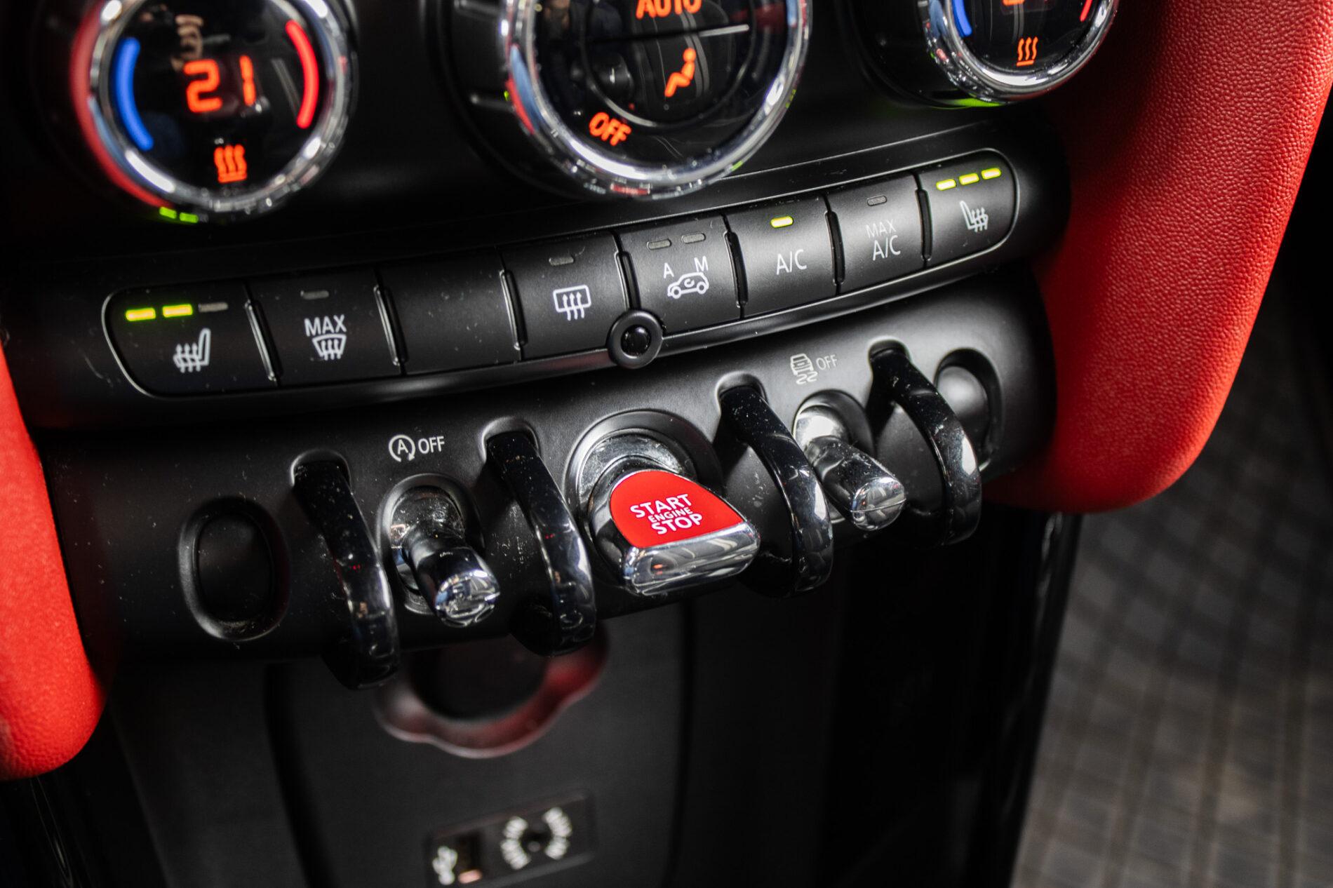 2016 MINI John Cooper Works, šedá hatchback, 143 900 km
