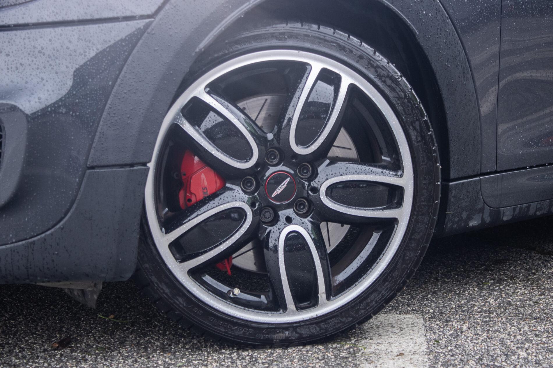 2016 MINI John Cooper Works, šedá hatchback, 143 900 km