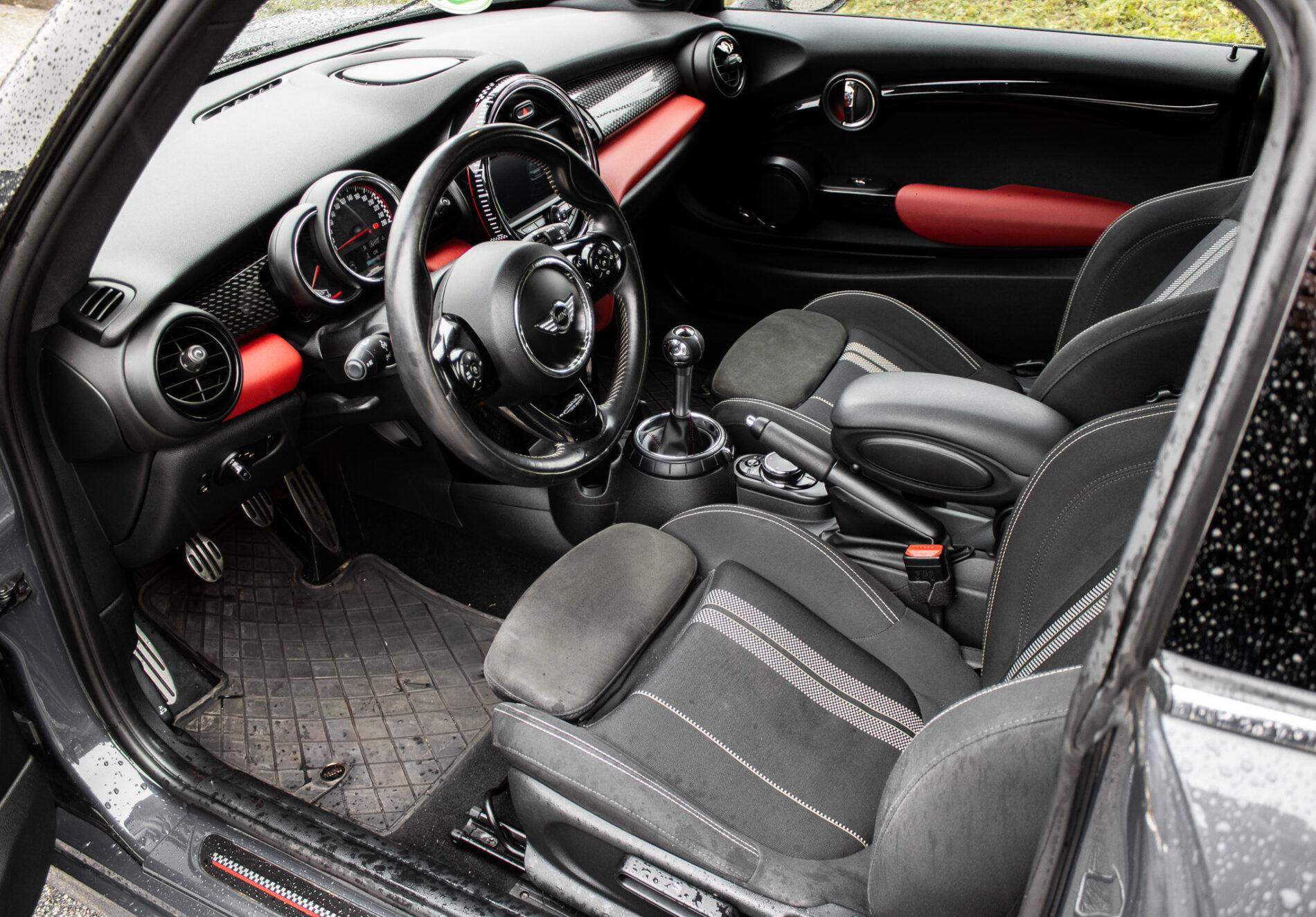 2016 MINI John Cooper Works, šedá hatchback, 143 900 km