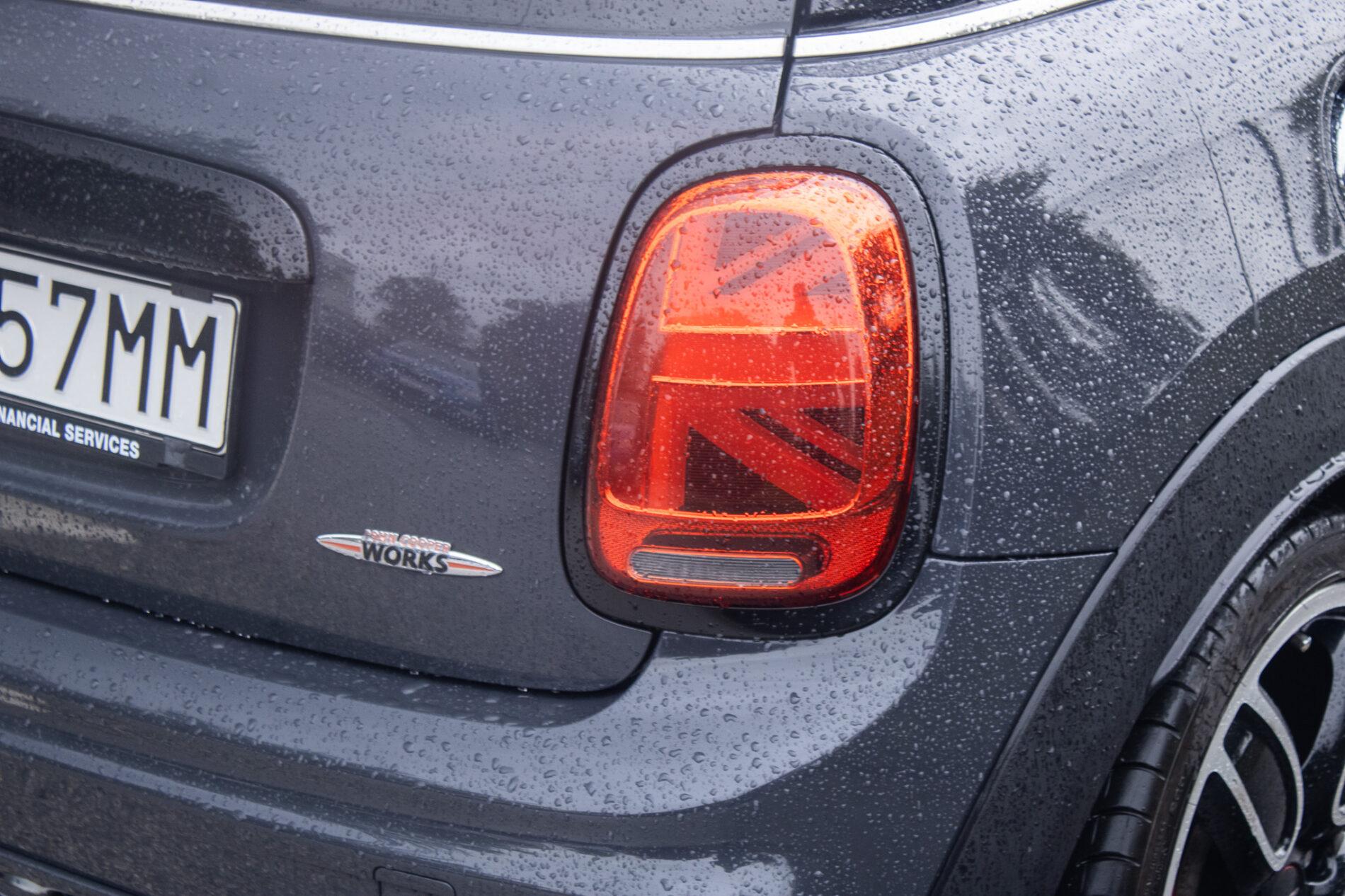 2016 MINI John Cooper Works, šedá hatchback, 143 900 km