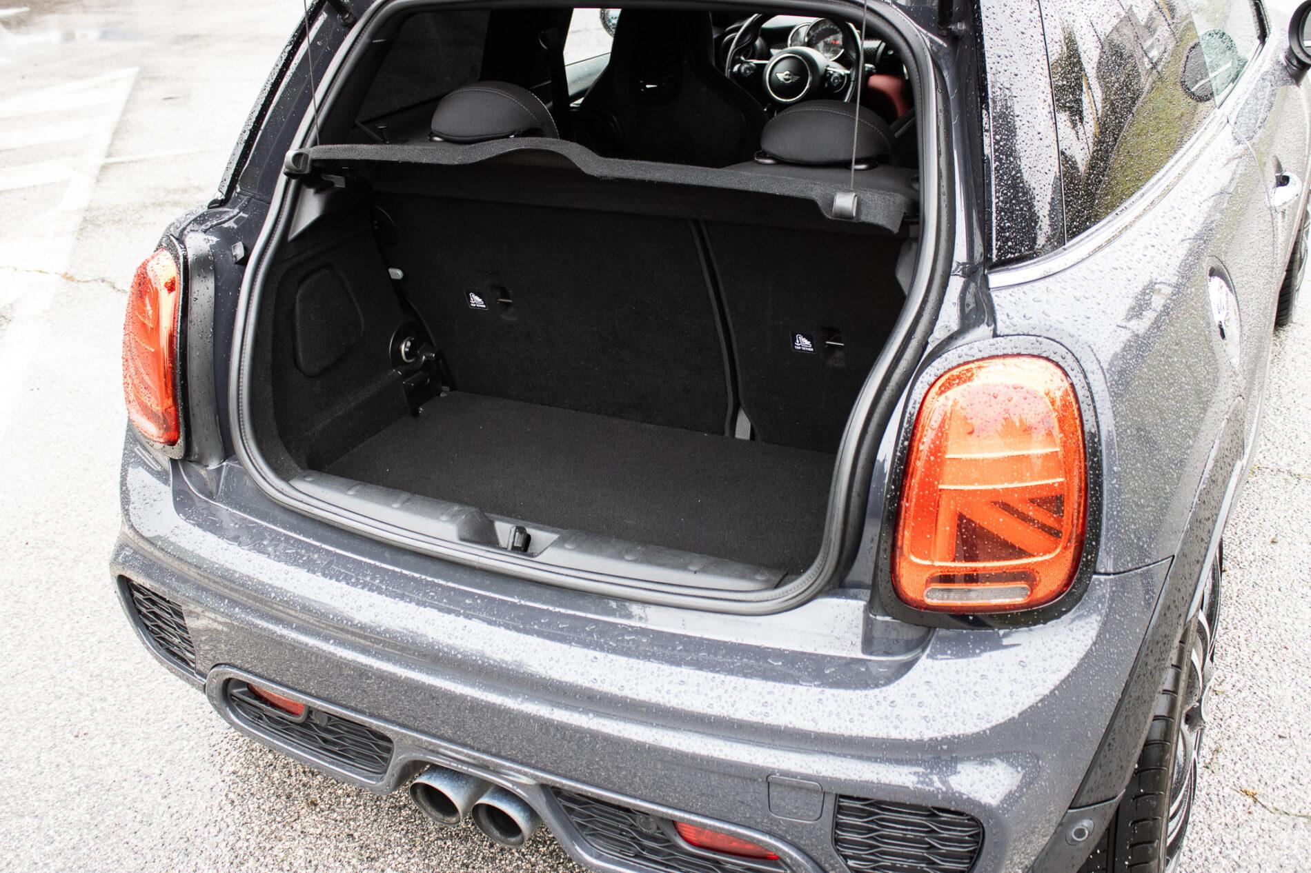 2016 MINI John Cooper Works, šedá hatchback, 143 900 km