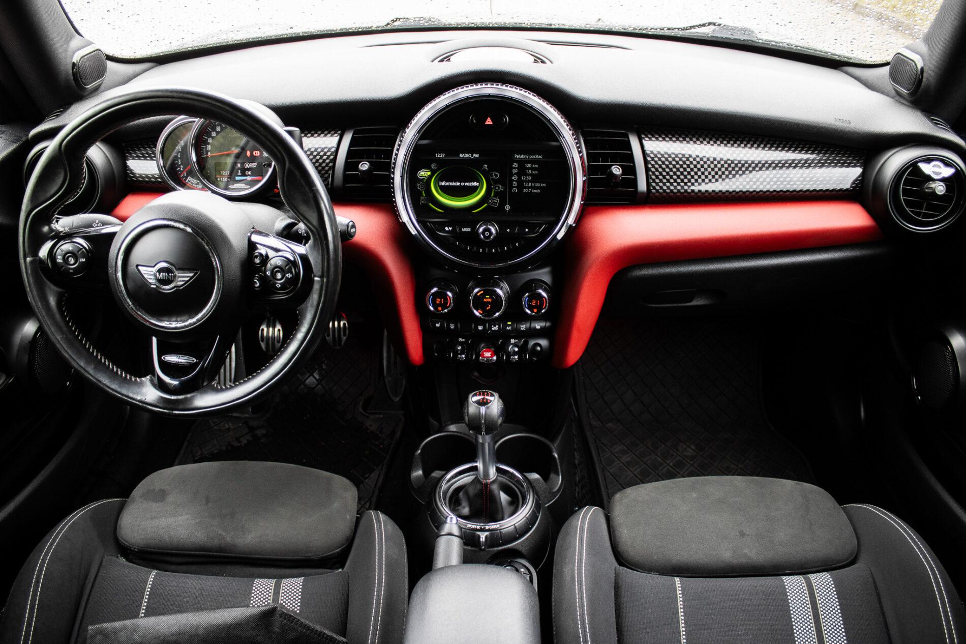 2016 MINI John Cooper Works, šedá hatchback, 143 900 km