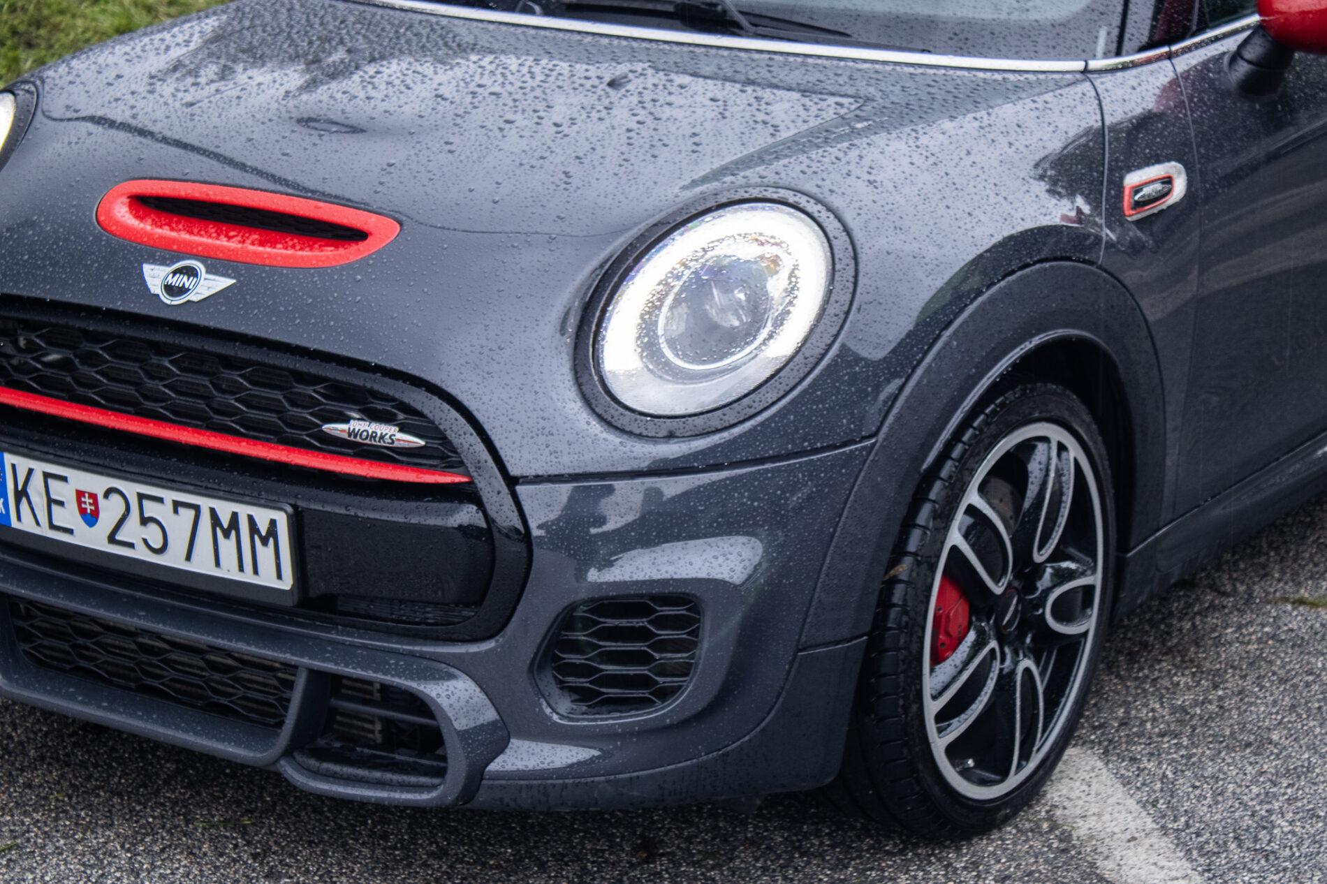 2016 MINI John Cooper Works, šedá hatchback, 143 900 km