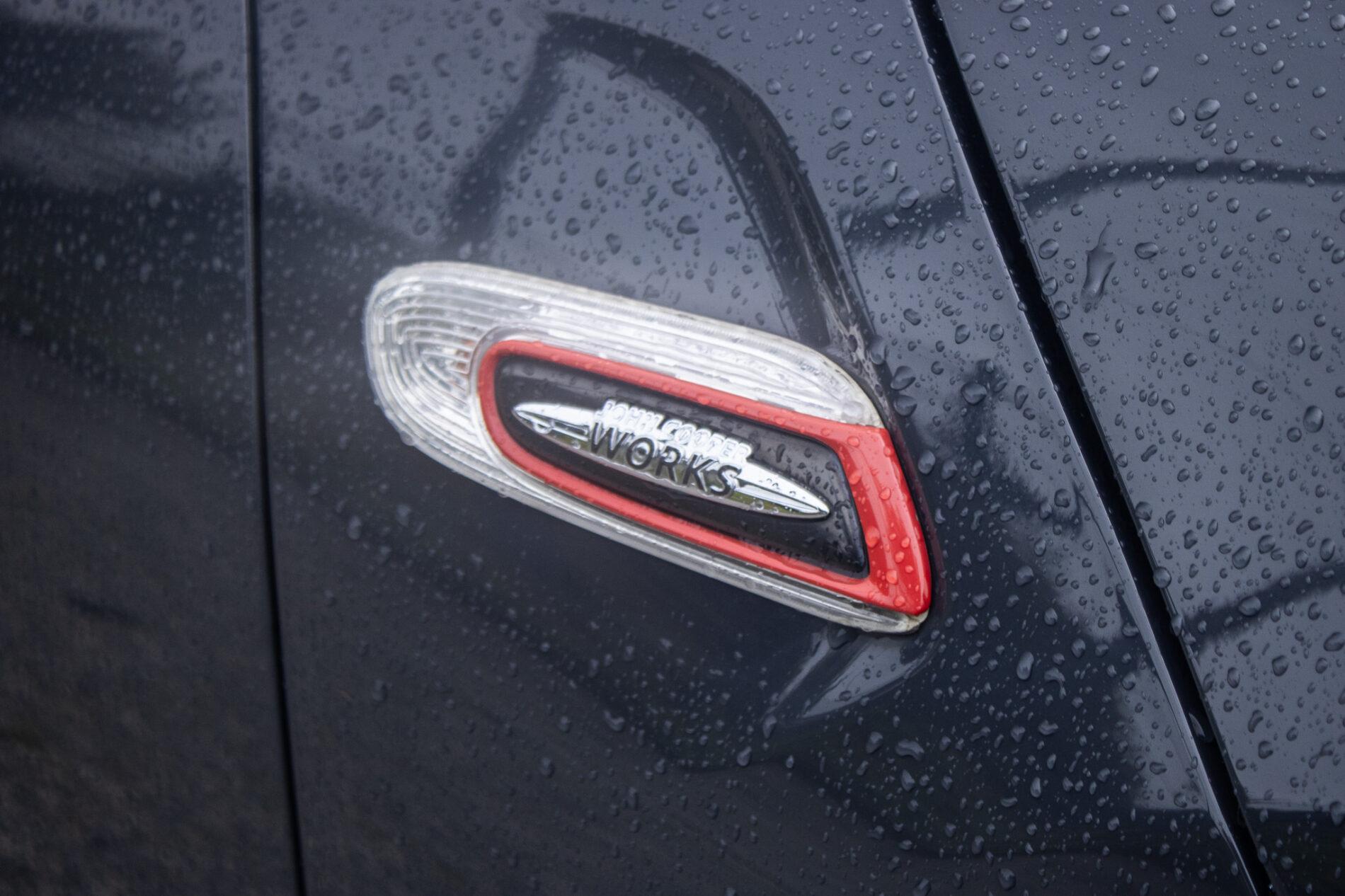 2016 MINI John Cooper Works, šedá hatchback, 143 900 km