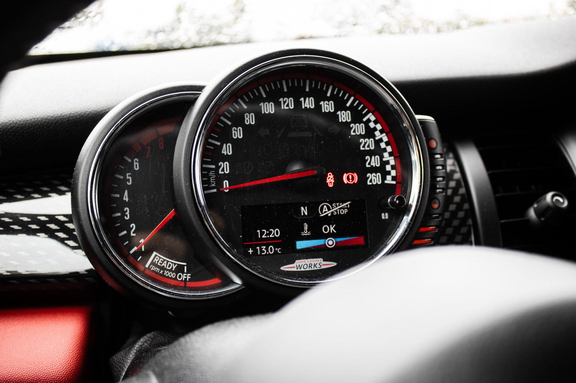 2016 MINI John Cooper Works, šedá hatchback, 143 900 km