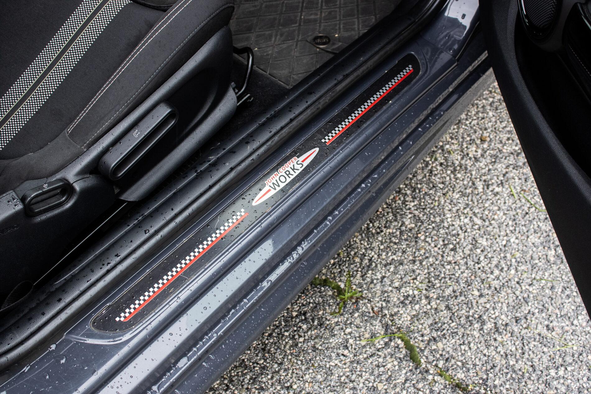 2016 MINI John Cooper Works, šedá hatchback, 143 900 km