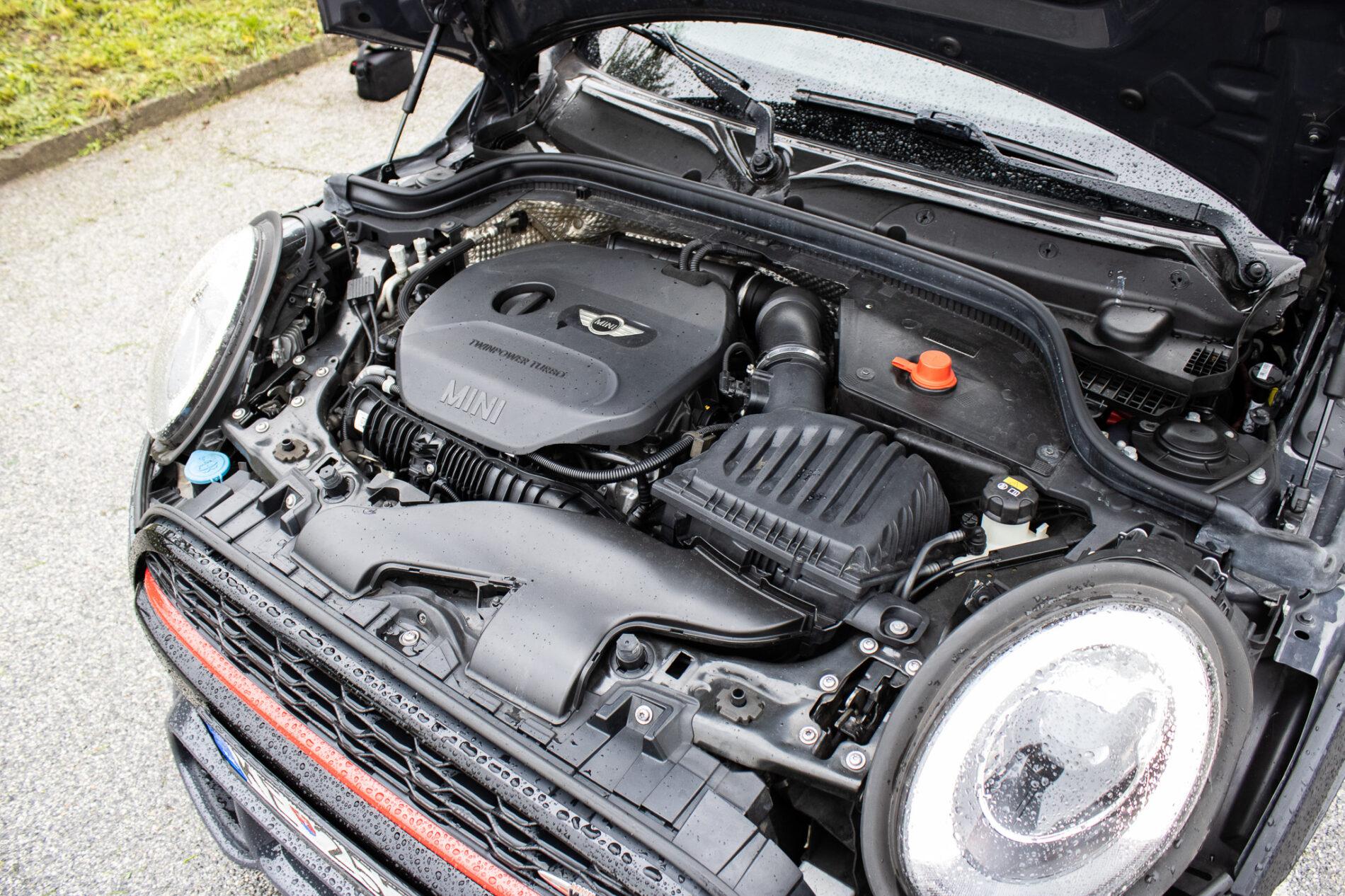 2016 MINI John Cooper Works, šedá hatchback, 143 900 km
