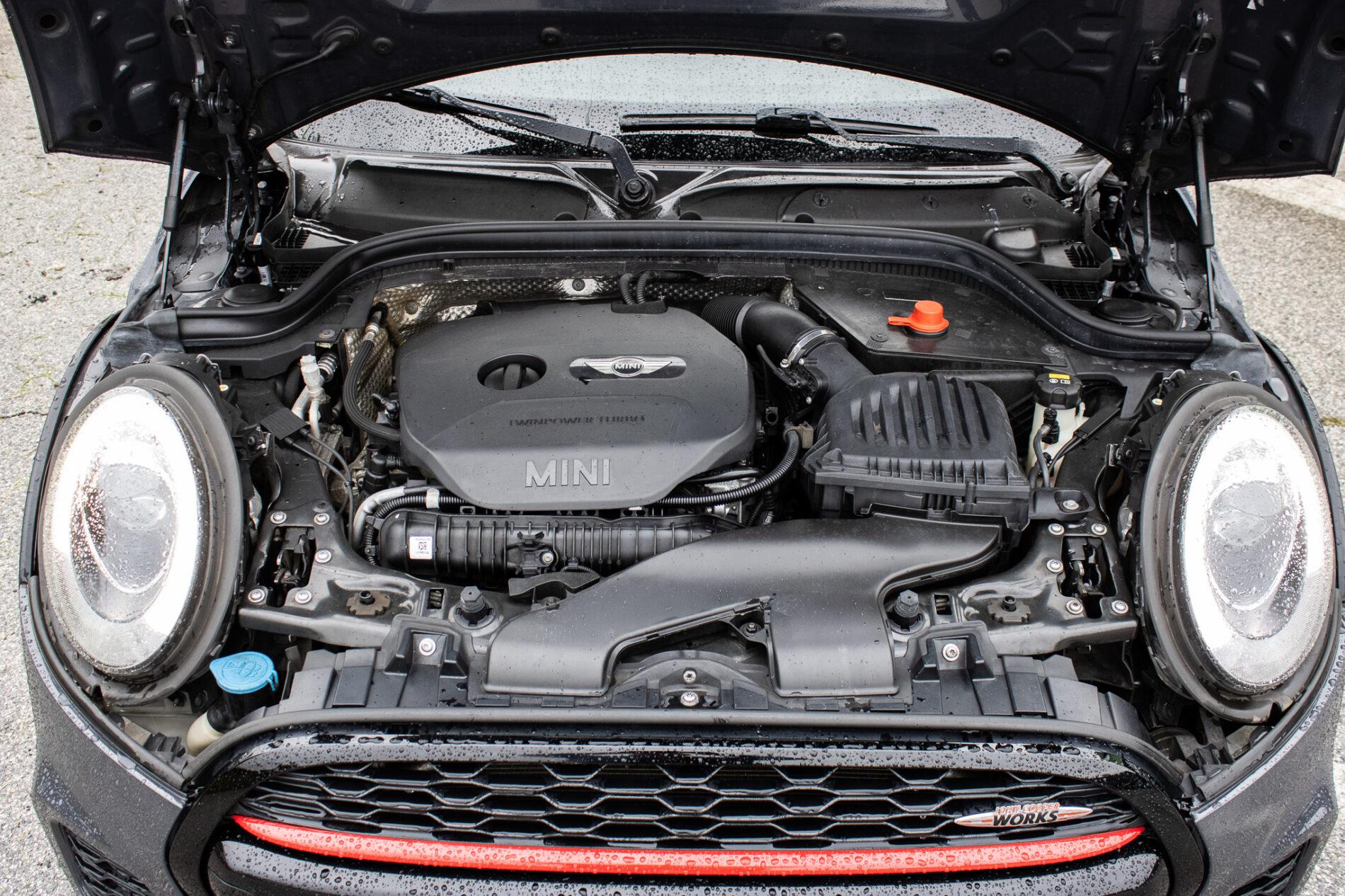 2016 MINI John Cooper Works, šedá hatchback, 143 900 km