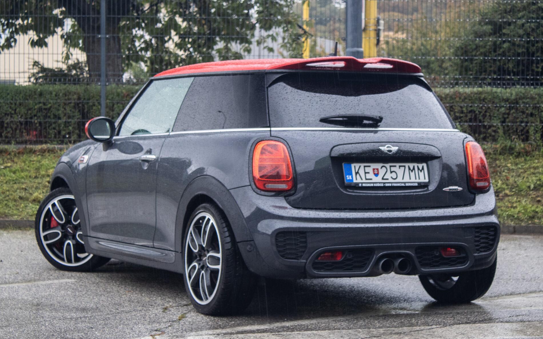 2016 MINI John Cooper Works, šedá hatchback, 143 900 km