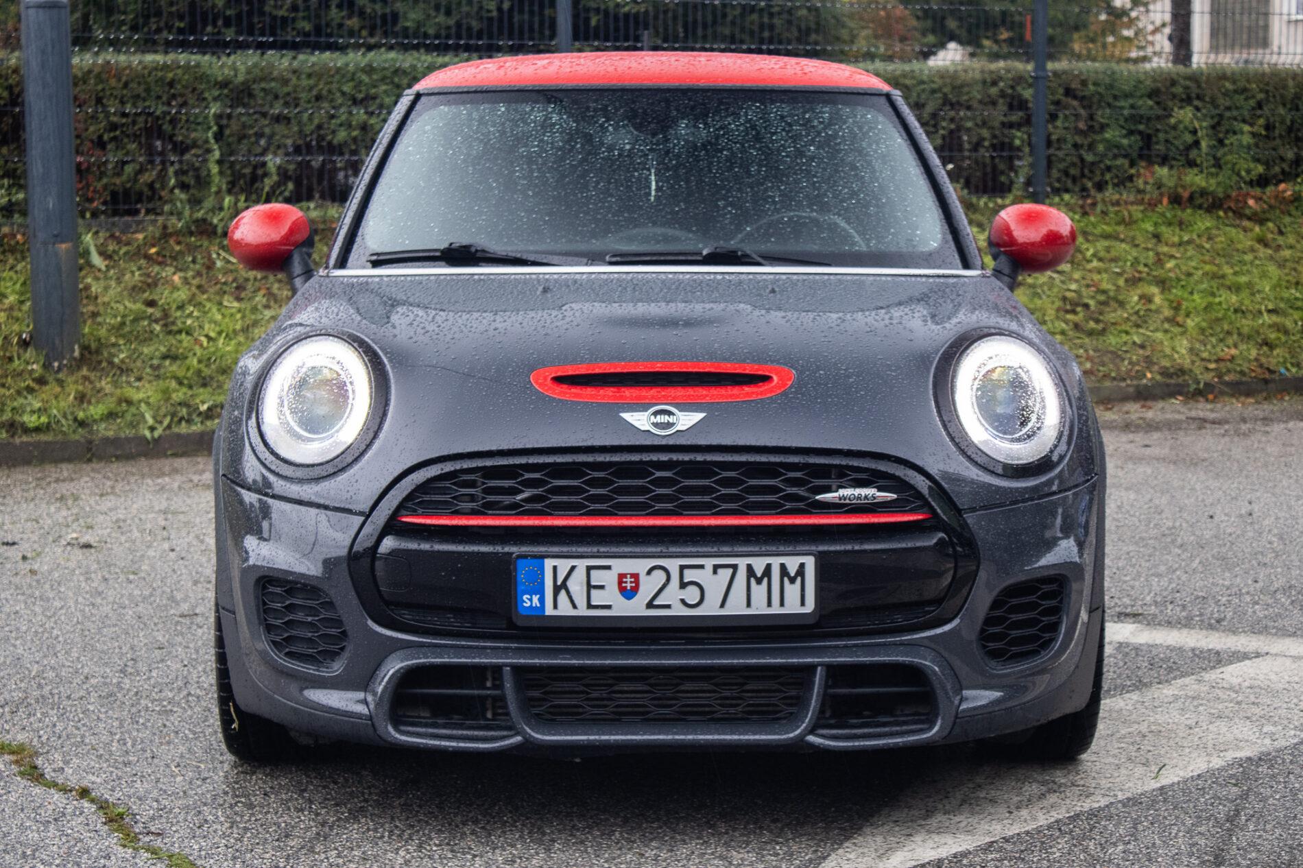 2016 MINI John Cooper Works, šedá hatchback, 143 900 km
