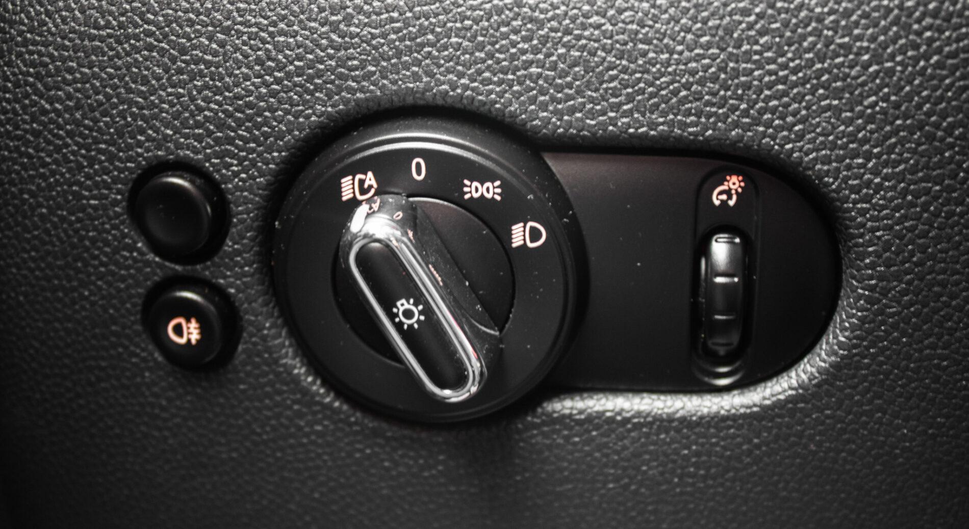 2016 MINI John Cooper Works, šedá hatchback, 143 900 km