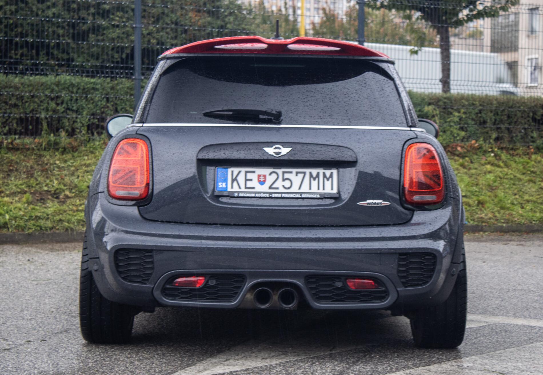 2016 MINI John Cooper Works, šedá hatchback, 143 900 km