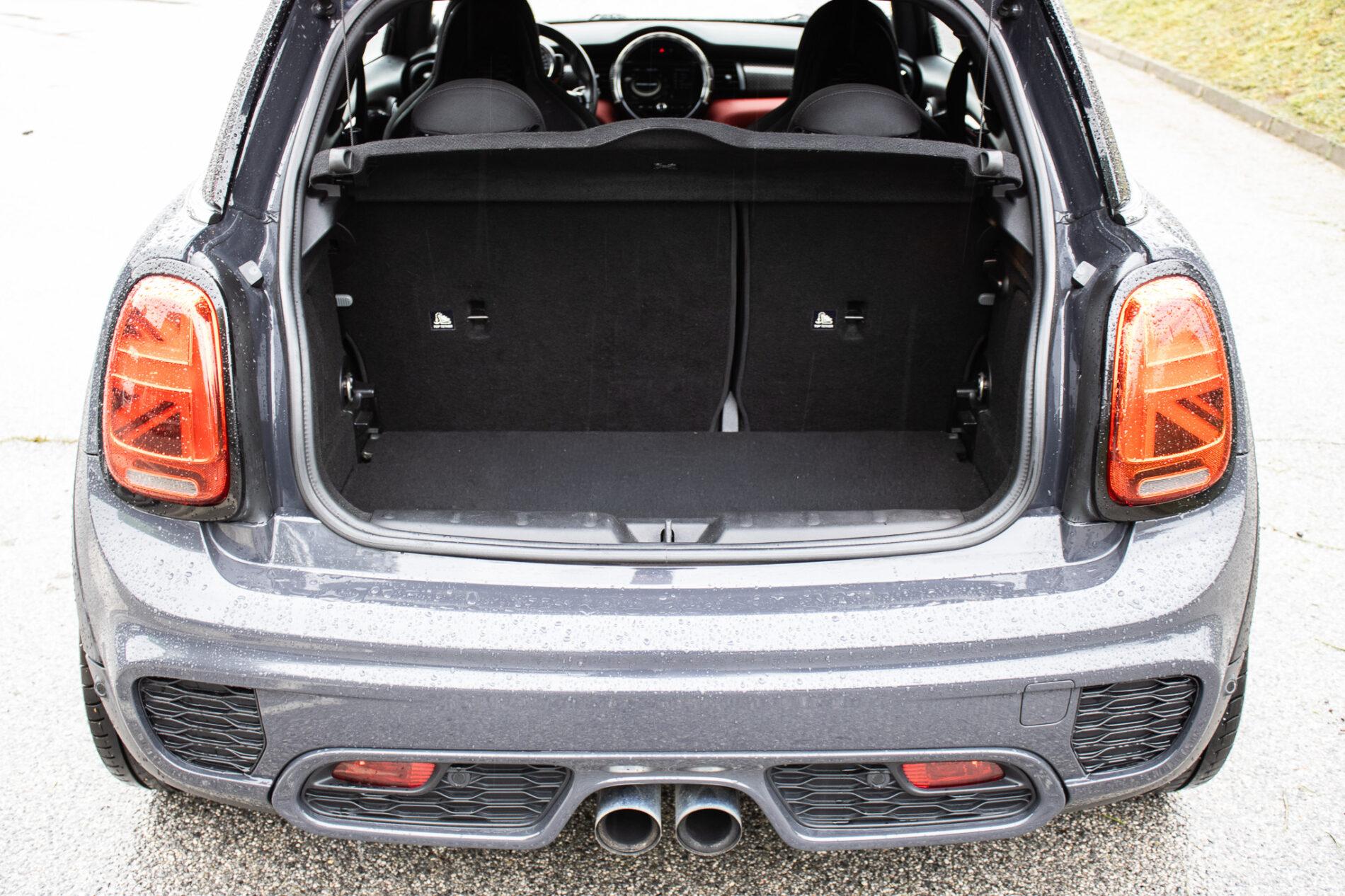 2016 MINI John Cooper Works, šedá hatchback, 143 900 km