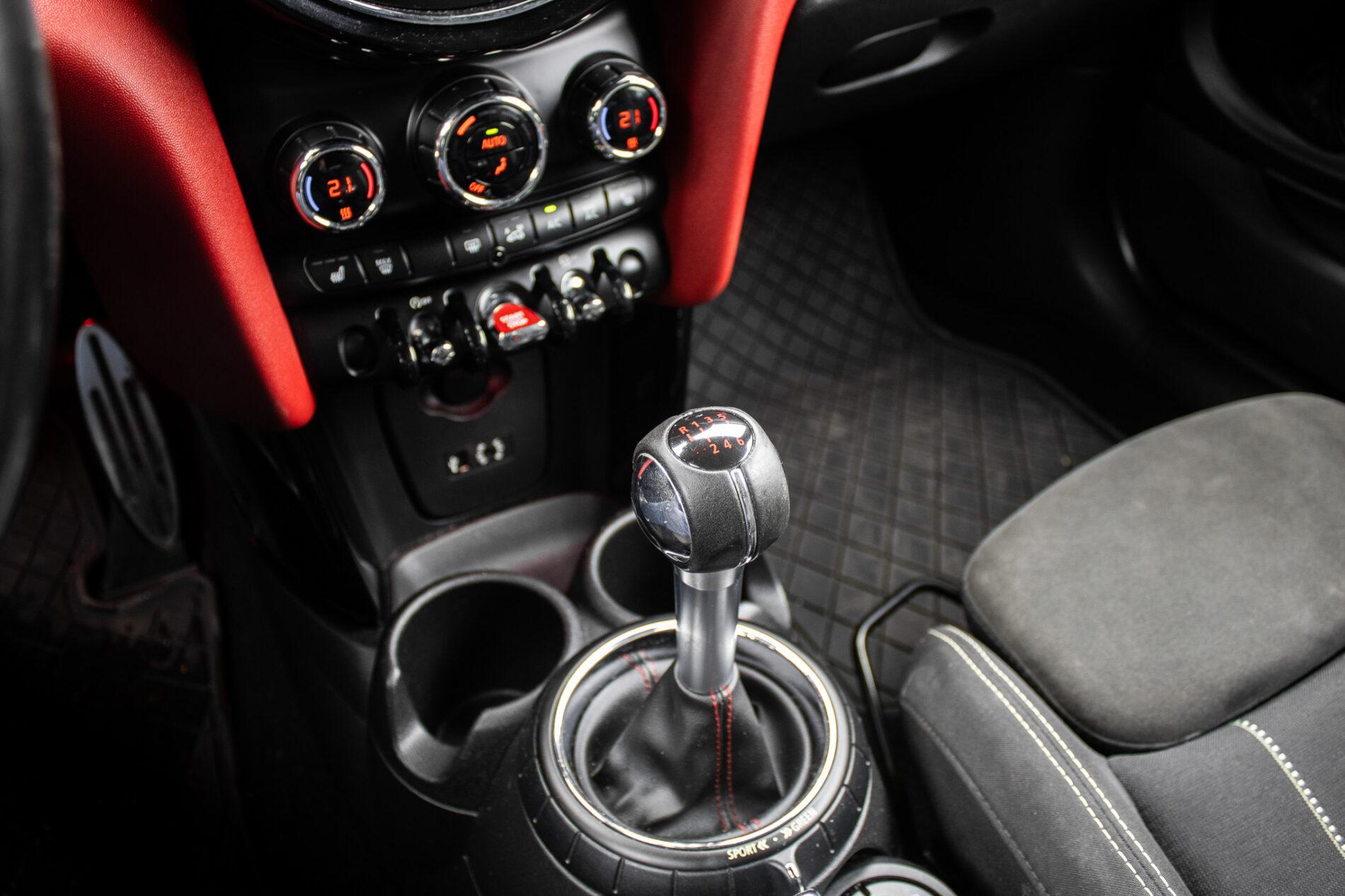 2016 MINI John Cooper Works, šedá hatchback, 143 900 km