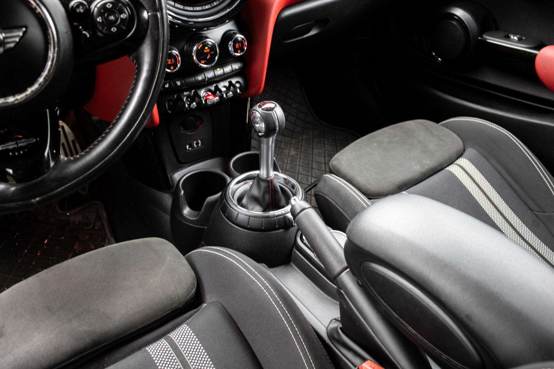 2016 MINI John Cooper Works, šedá hatchback, 143 900 km