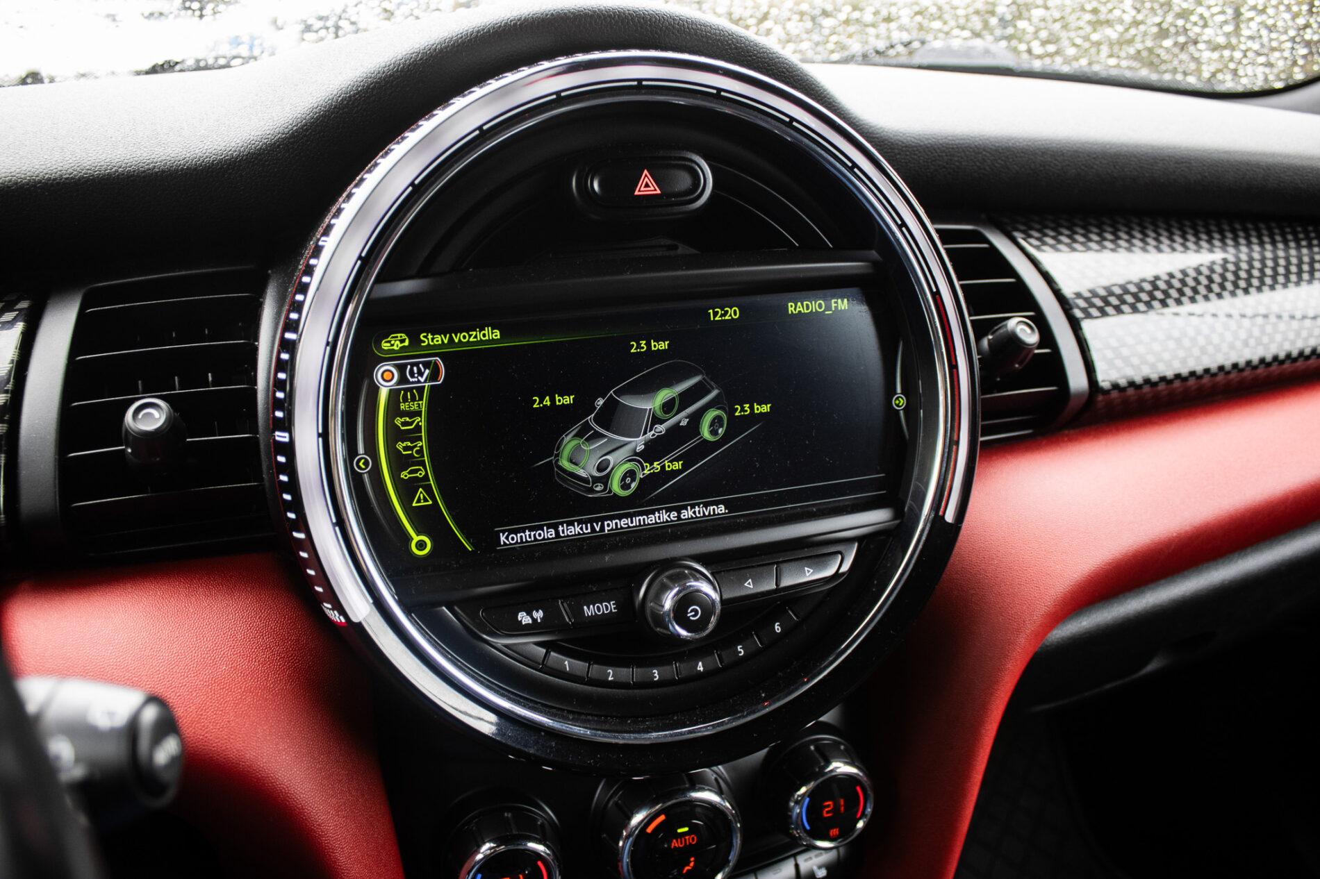 2016 MINI John Cooper Works, šedá hatchback, 143 900 km