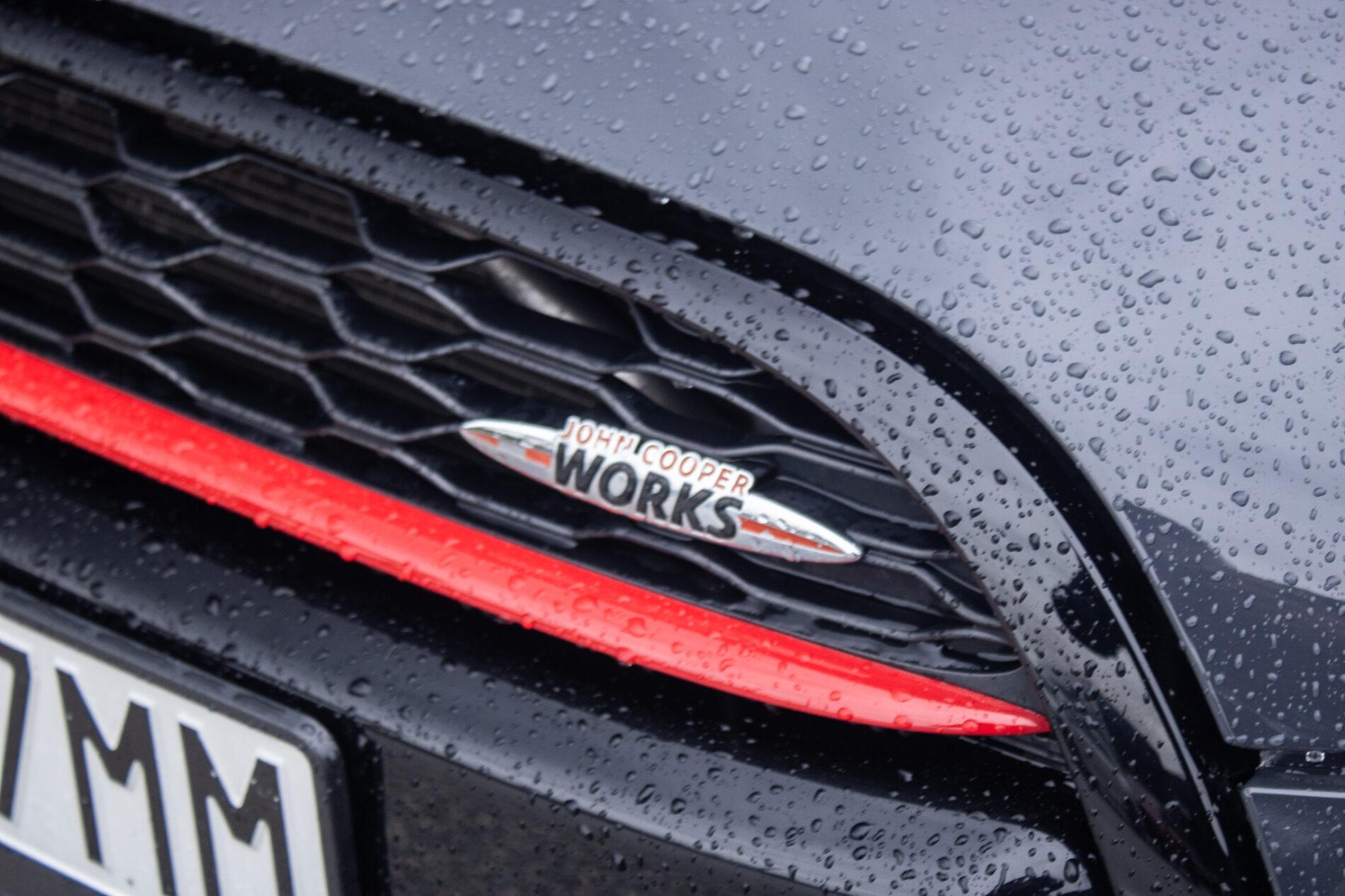2016 MINI John Cooper Works, šedá hatchback, 143 900 km