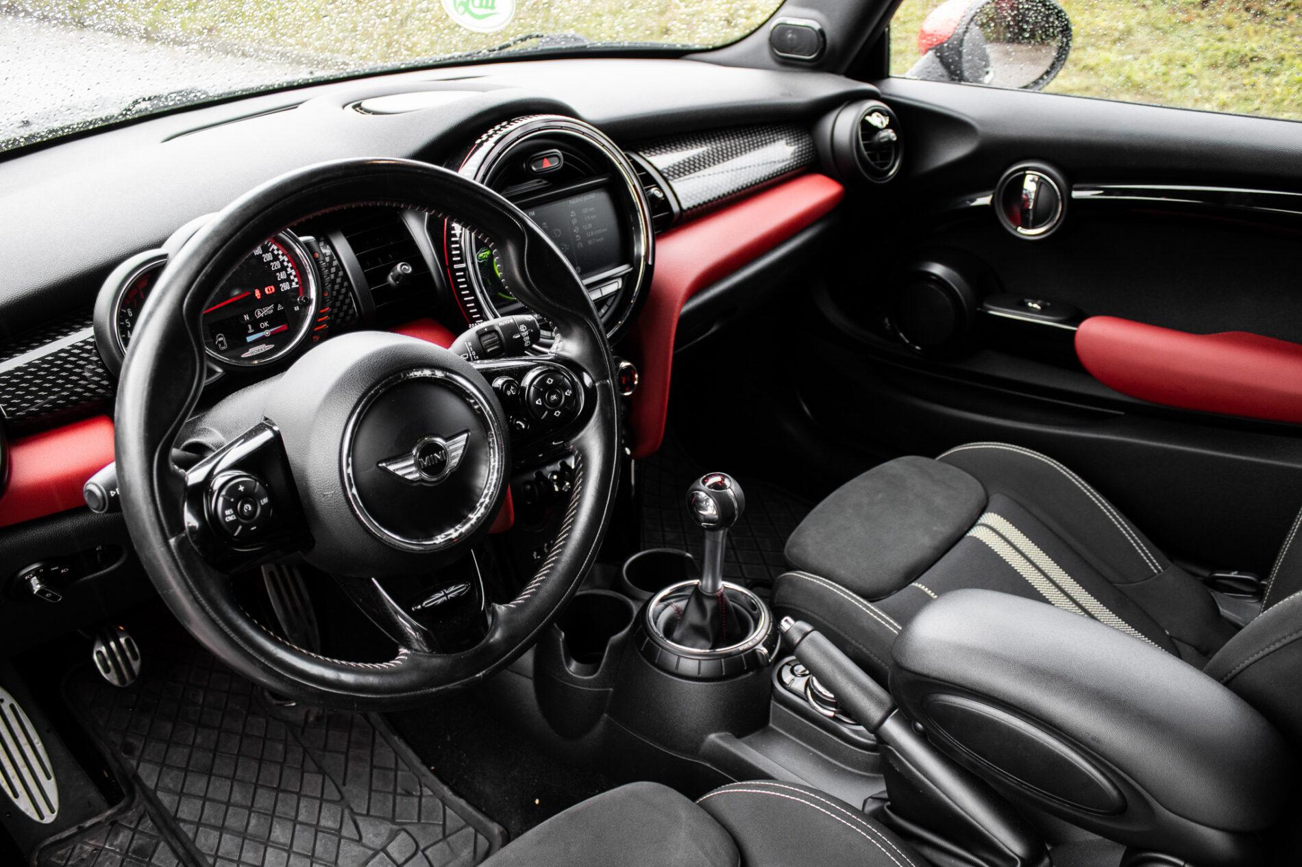 2016 MINI John Cooper Works, šedá hatchback, 143 900 km