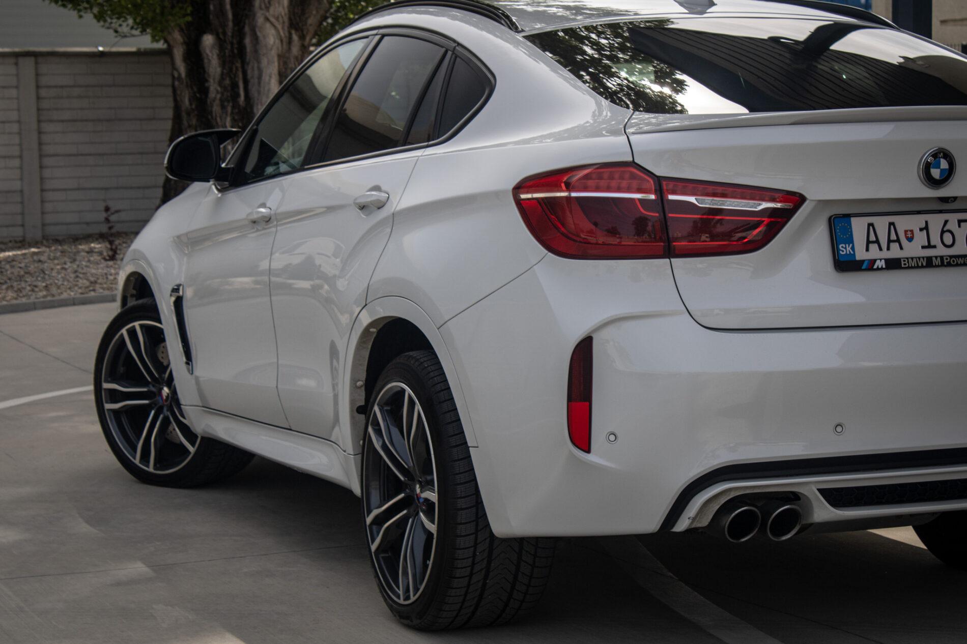 2016 BMW X6 M, bílá suv, 227 553 km
