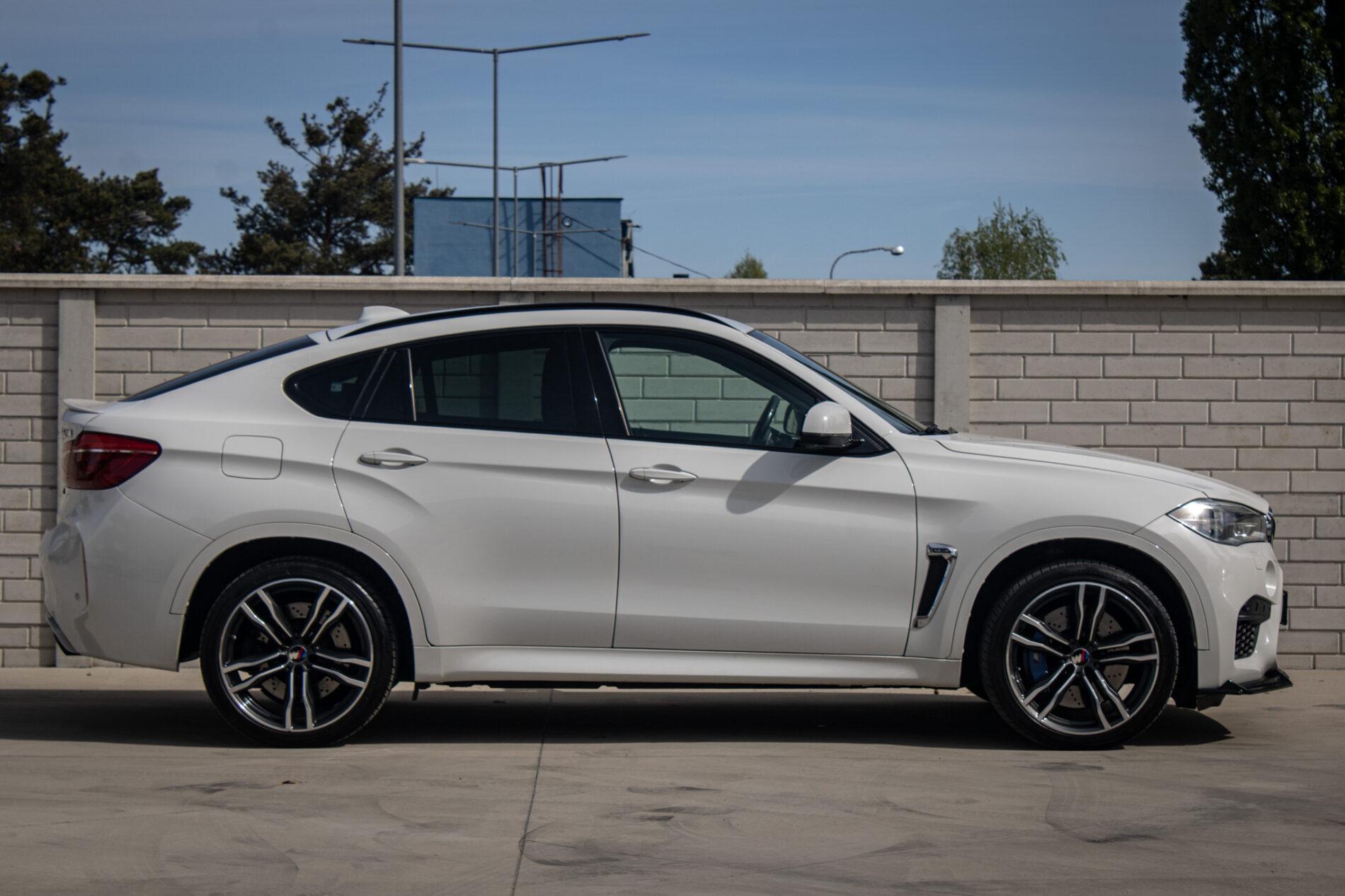 2016 BMW X6 M, bílá suv, 227 553 km
