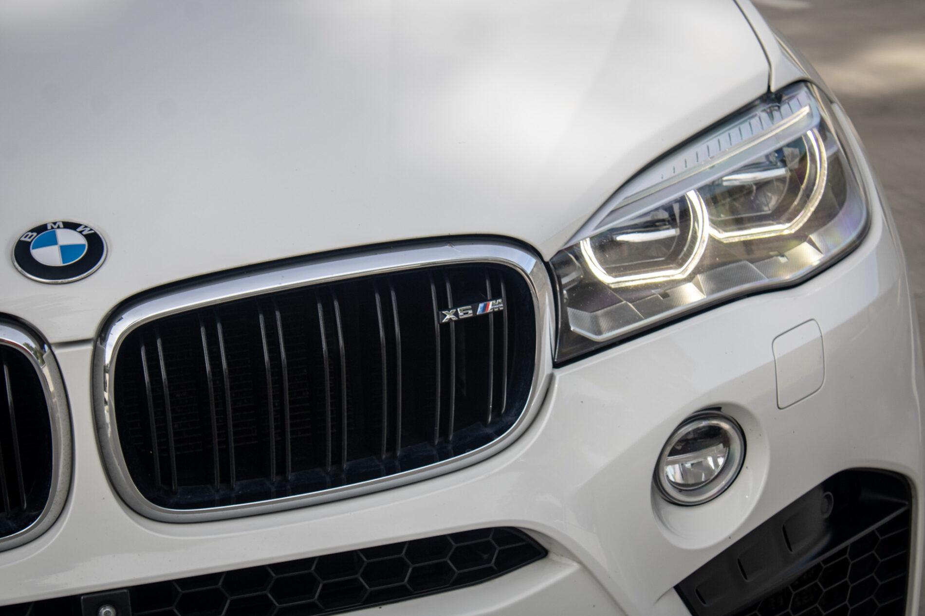 2016 BMW X6 M, bílá suv, 227 553 km