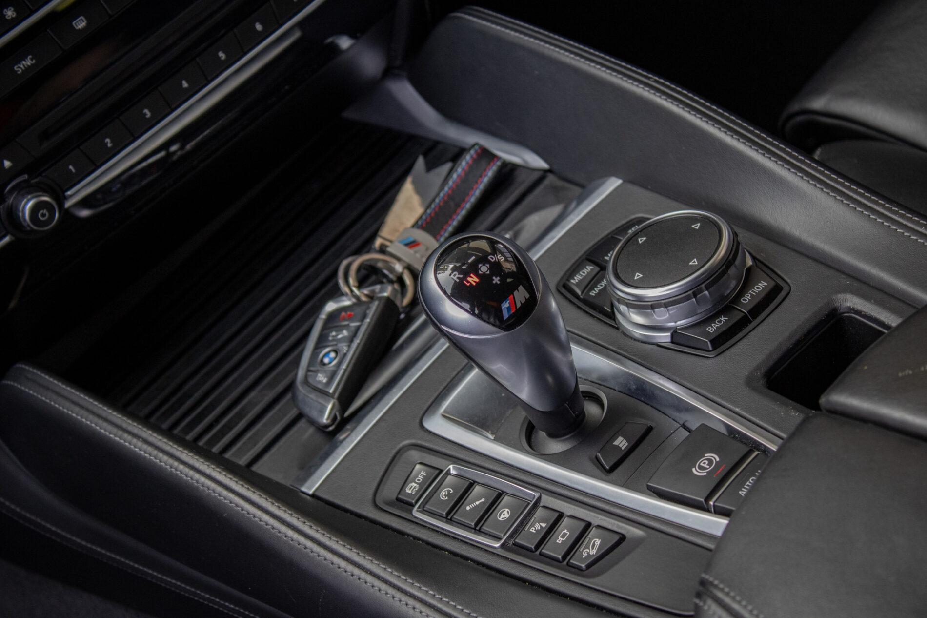 2016 BMW X6 M, bílá suv, 227 553 km